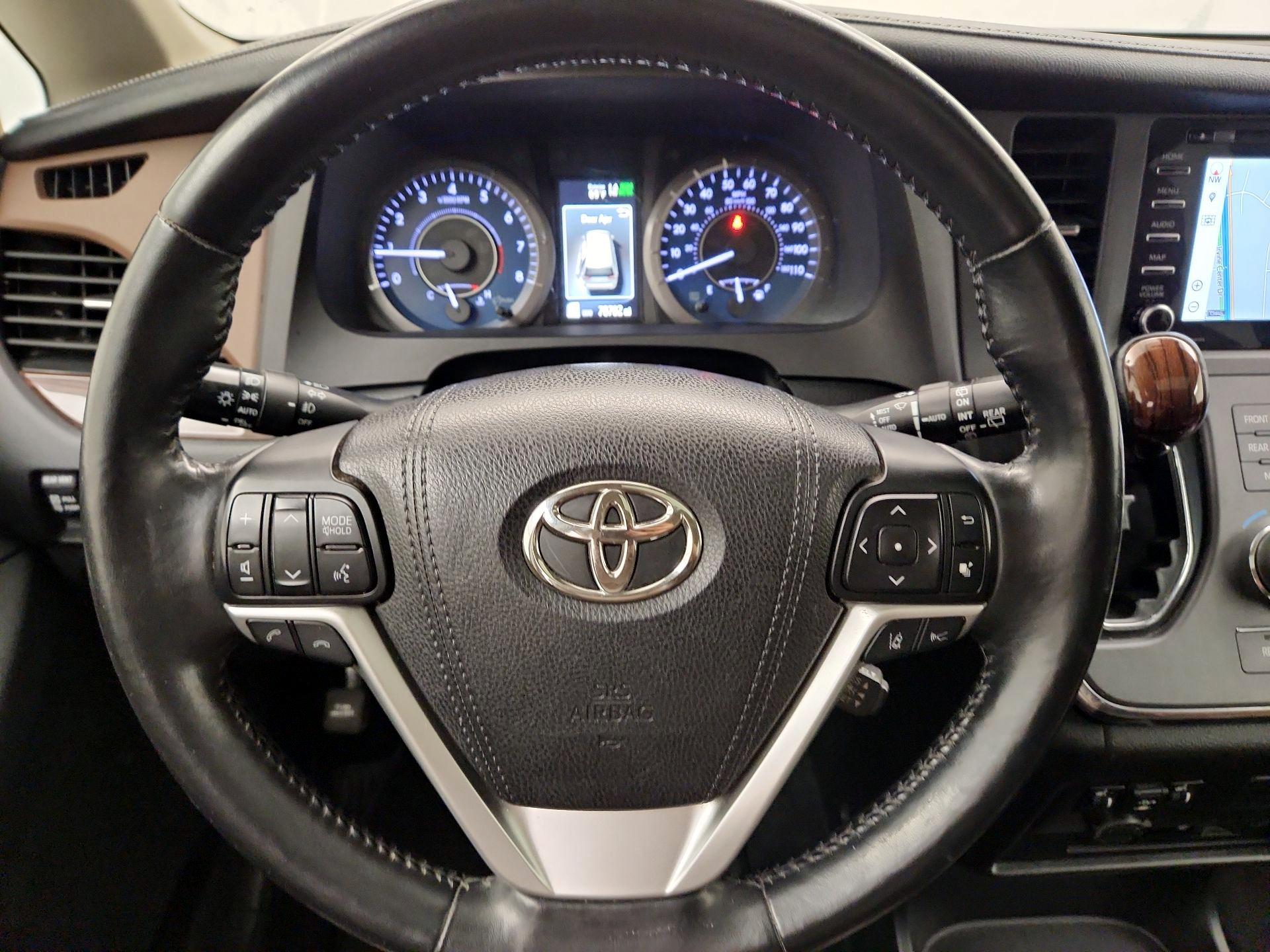 Thumbnail: 2018 Toyota Sienna - 10