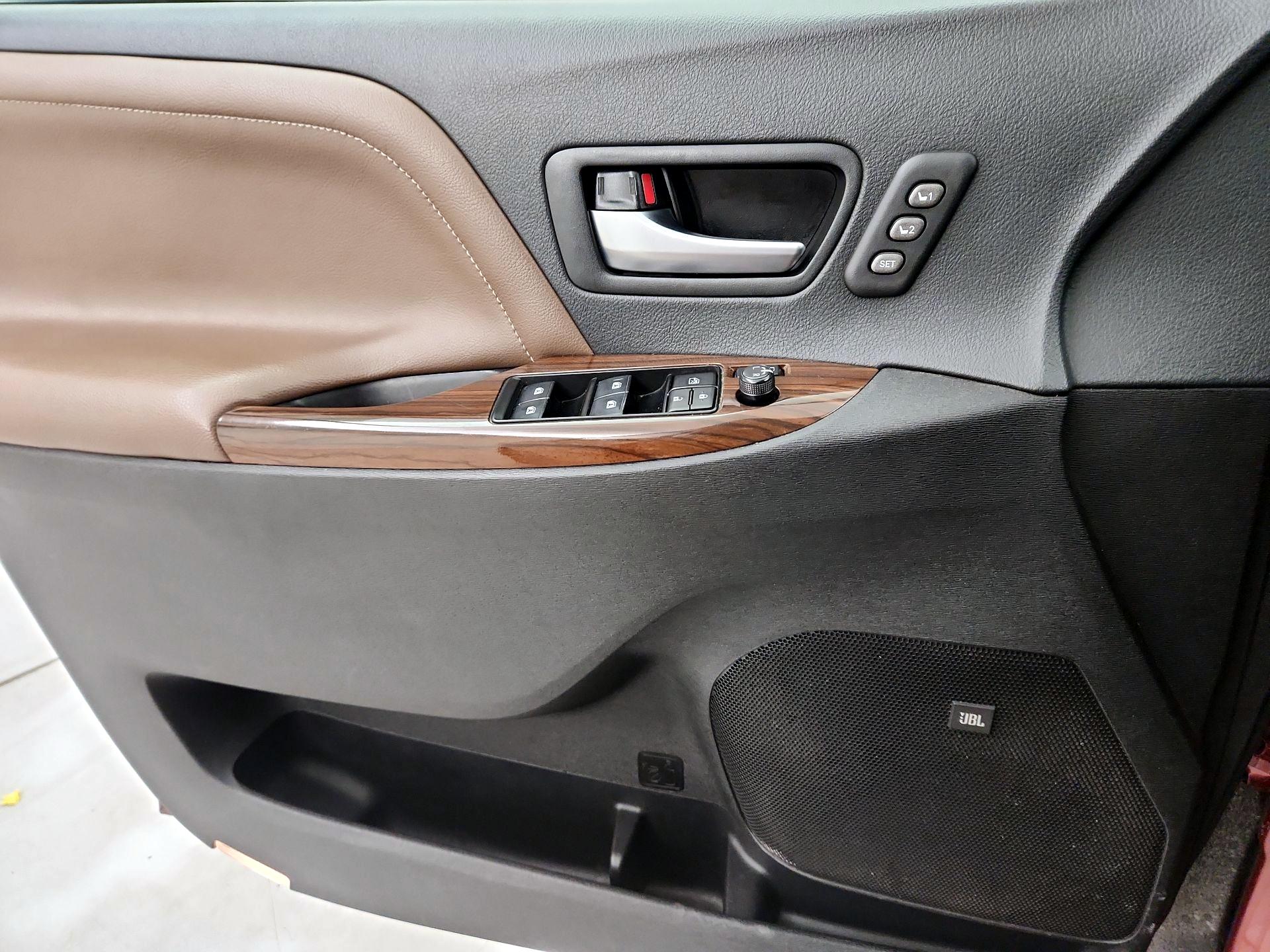 Thumbnail: 2018 Toyota Sienna - 12