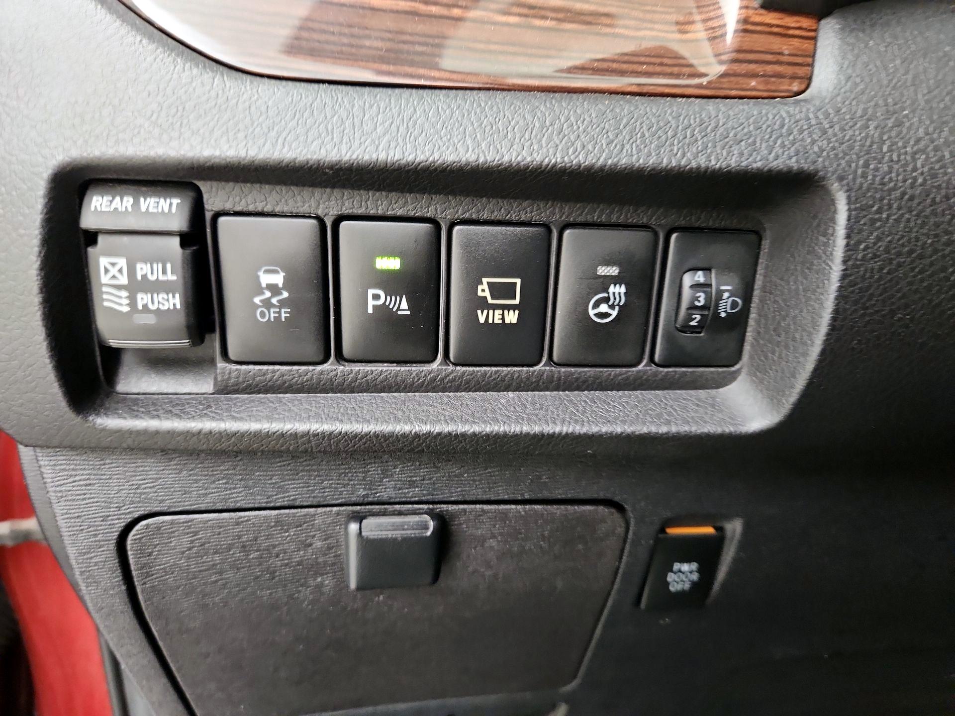 Thumbnail: 2018 Toyota Sienna - 13