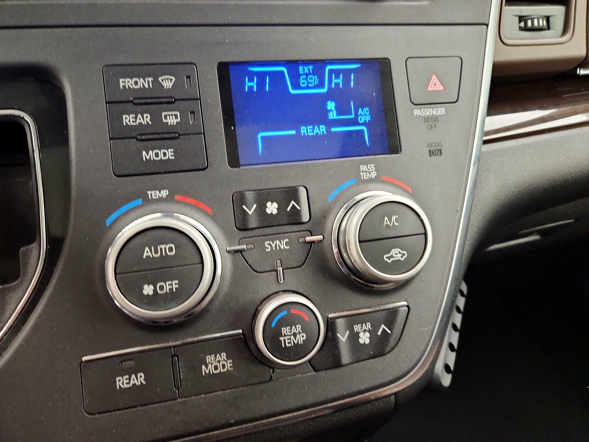 Thumbnail: 2018 Toyota Sienna - 17