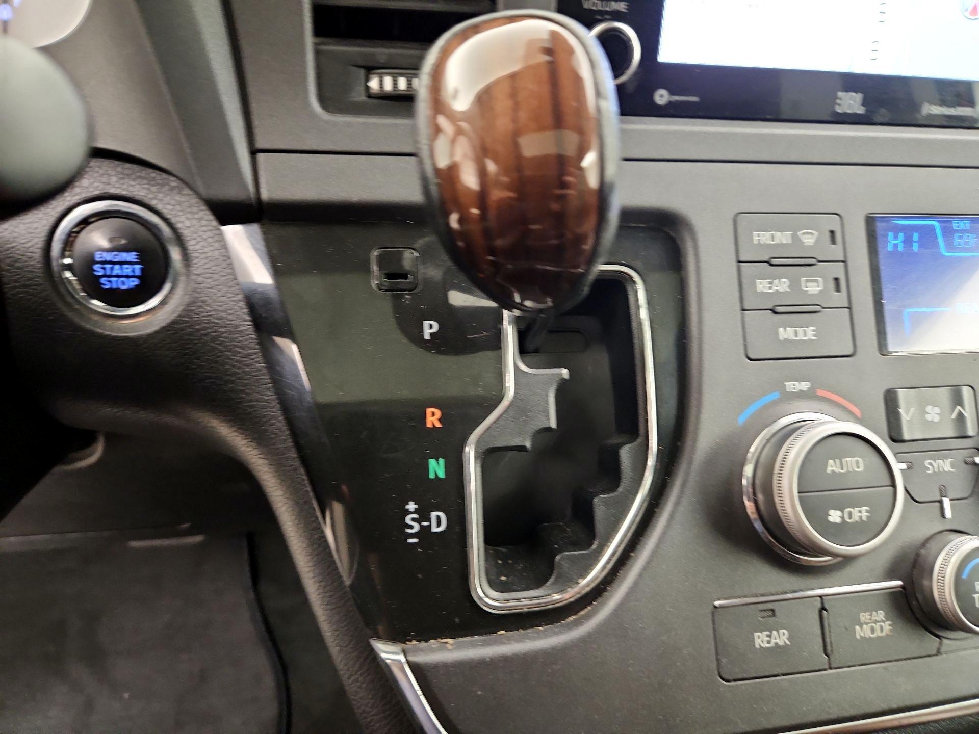 Thumbnail: 2018 Toyota Sienna - 18