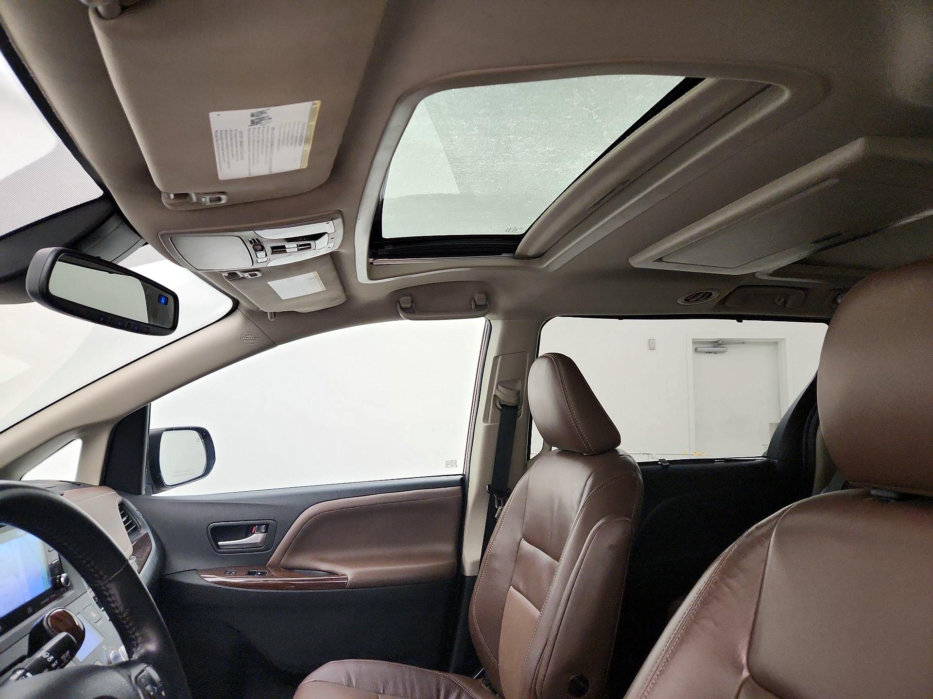 Thumbnail: 2018 Toyota Sienna - 19