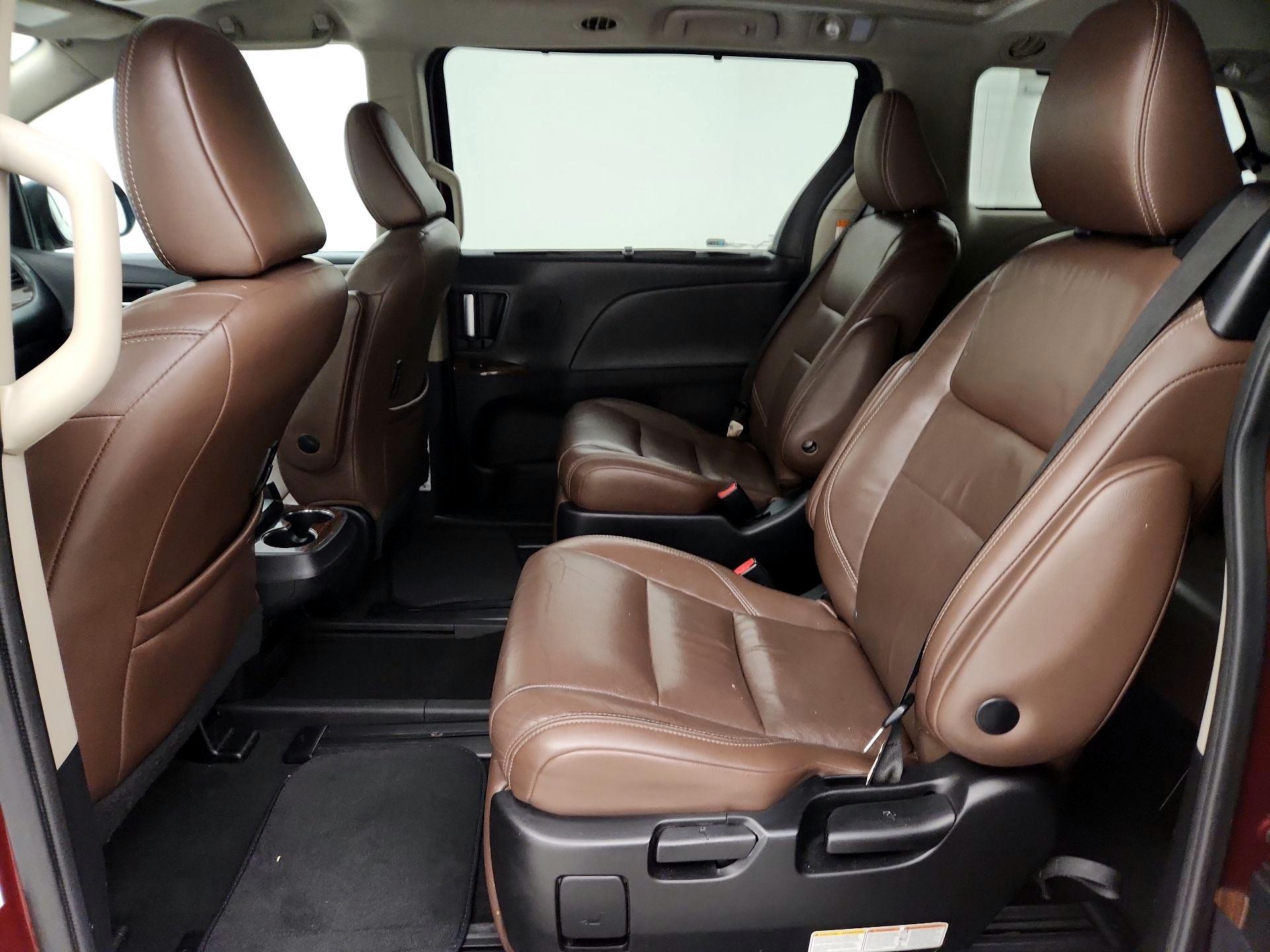 Thumbnail: 2018 Toyota Sienna - 20