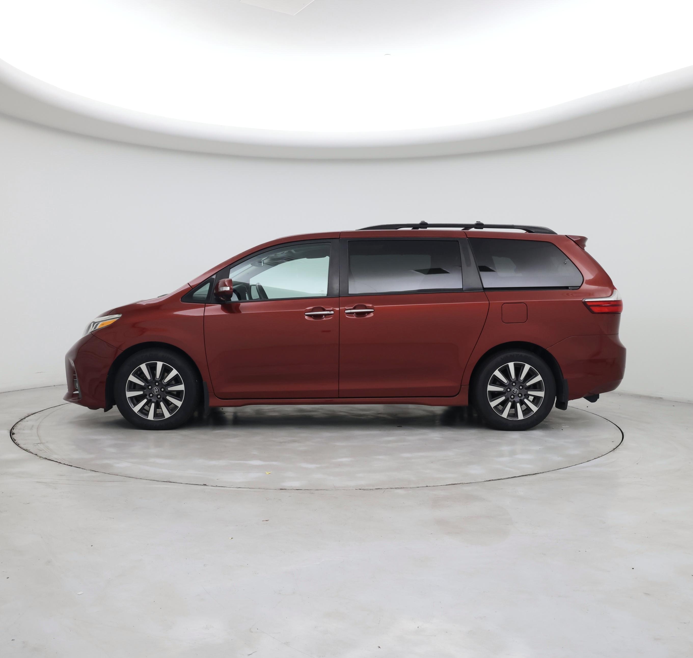 Thumbnail: 2018 Toyota Sienna - 3