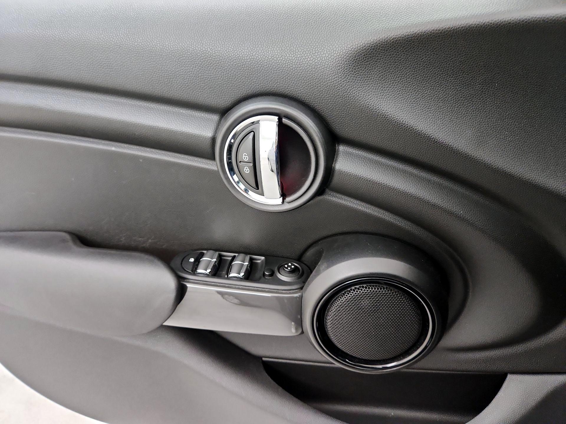 Thumbnail: 2015 MINI Cooper Hardtop - 12