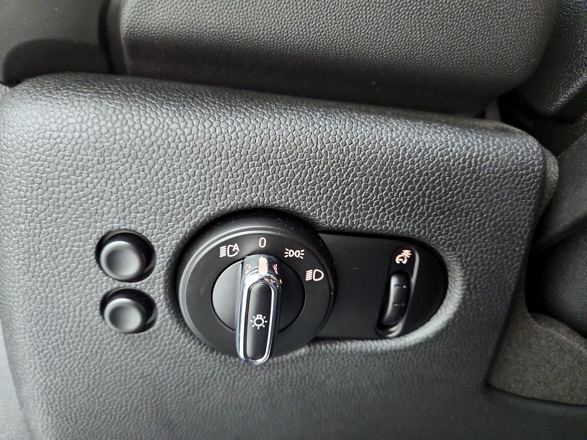 Thumbnail: 2015 MINI Cooper Hardtop - 13