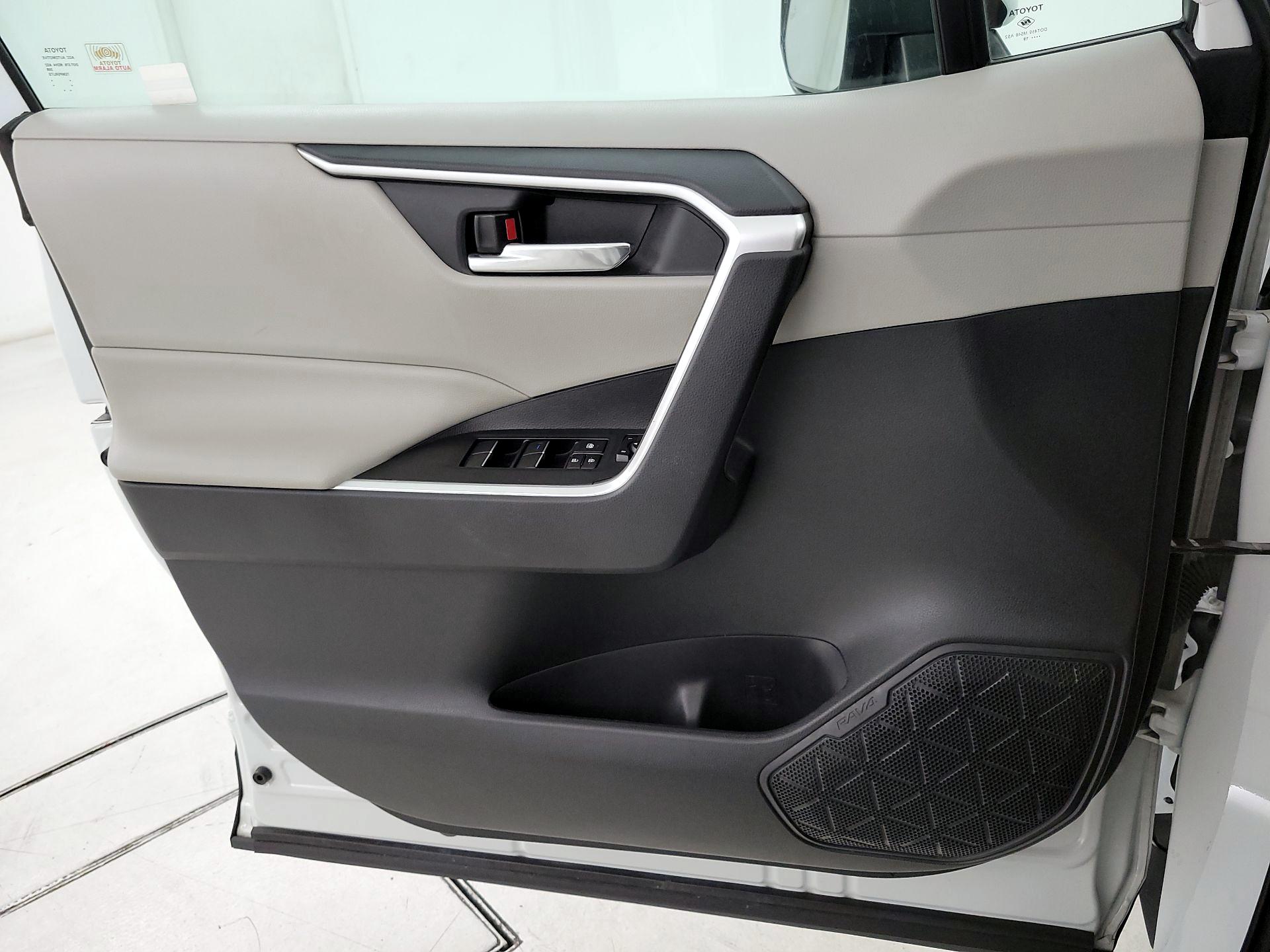 Thumbnail: 2019 Toyota RAV4 - 12