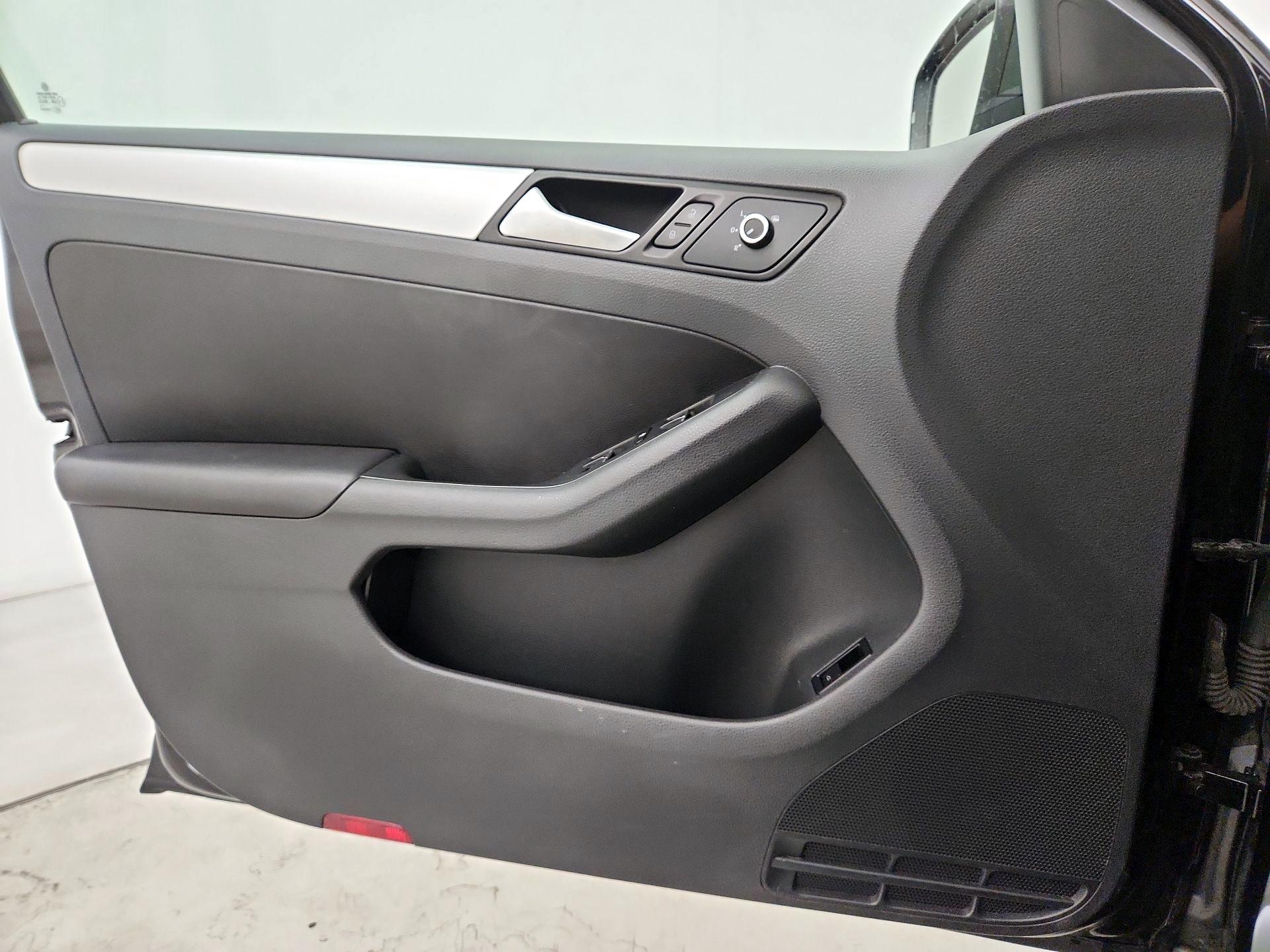 Thumbnail: 2014 Volkswagen Jetta - 12