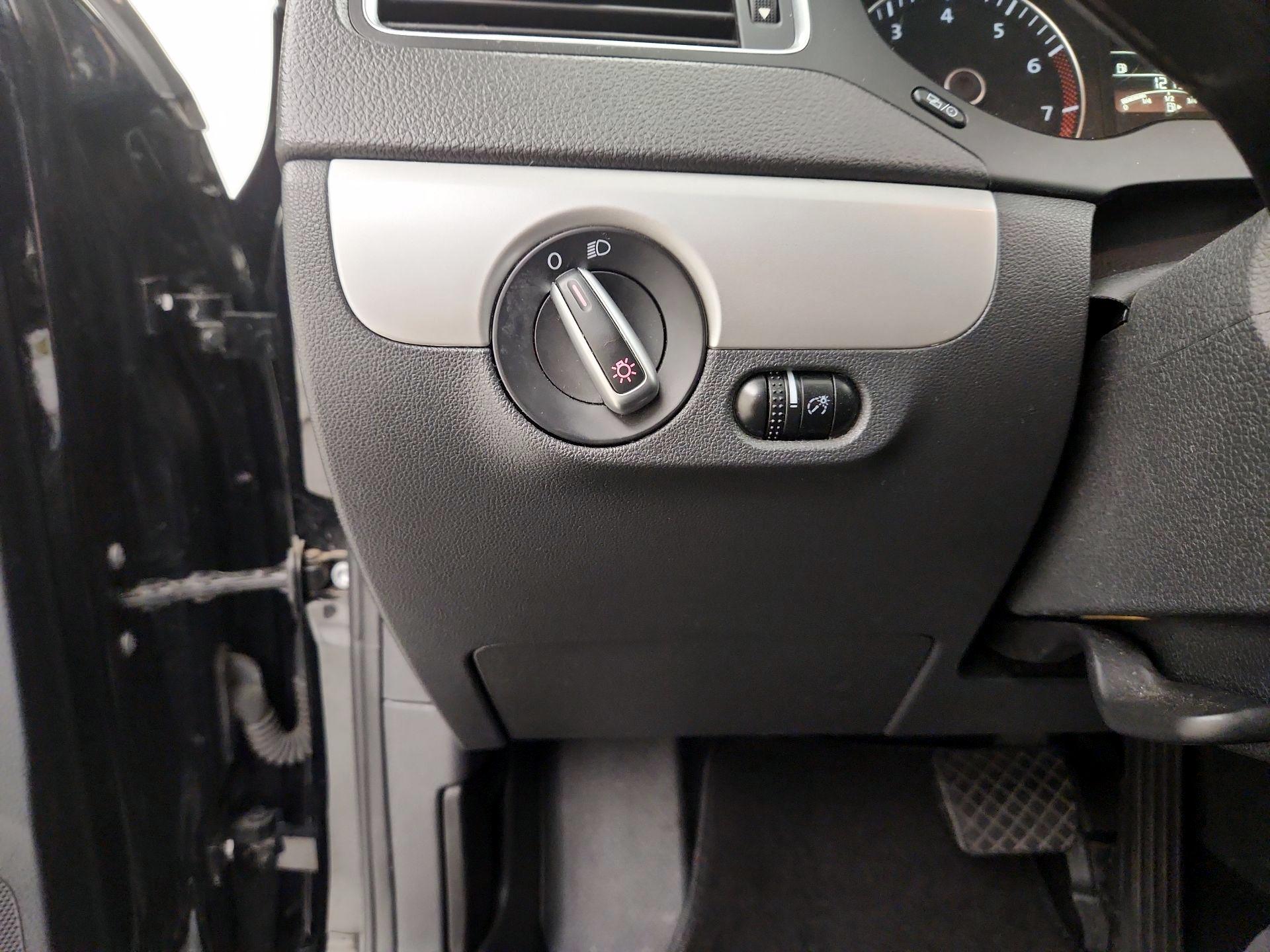 Thumbnail: 2014 Volkswagen Jetta - 13