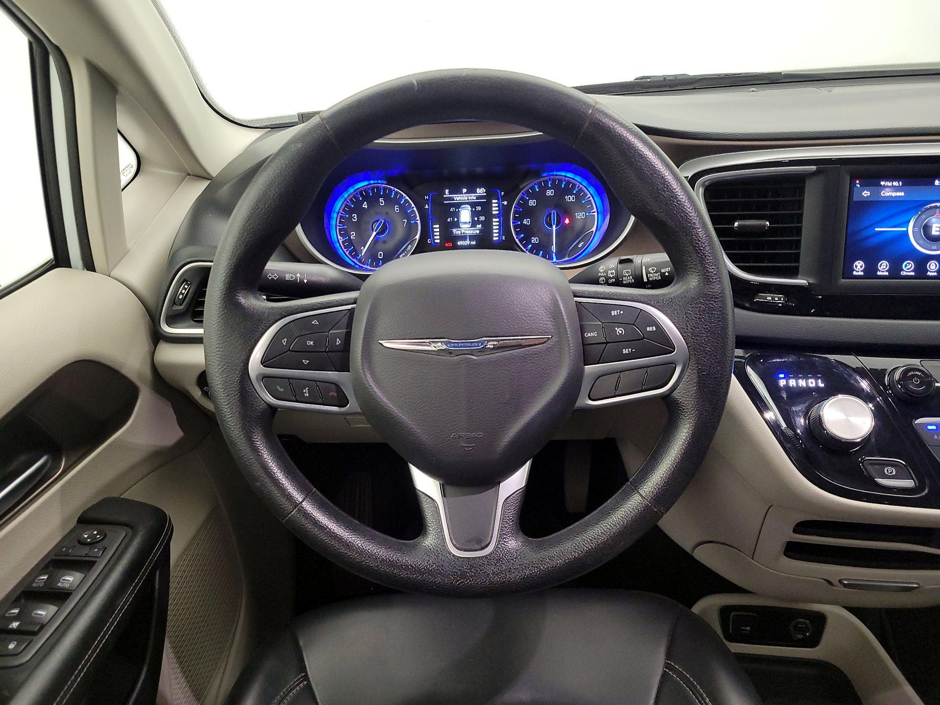 Thumbnail: 2021 Chrysler Voyager - 10