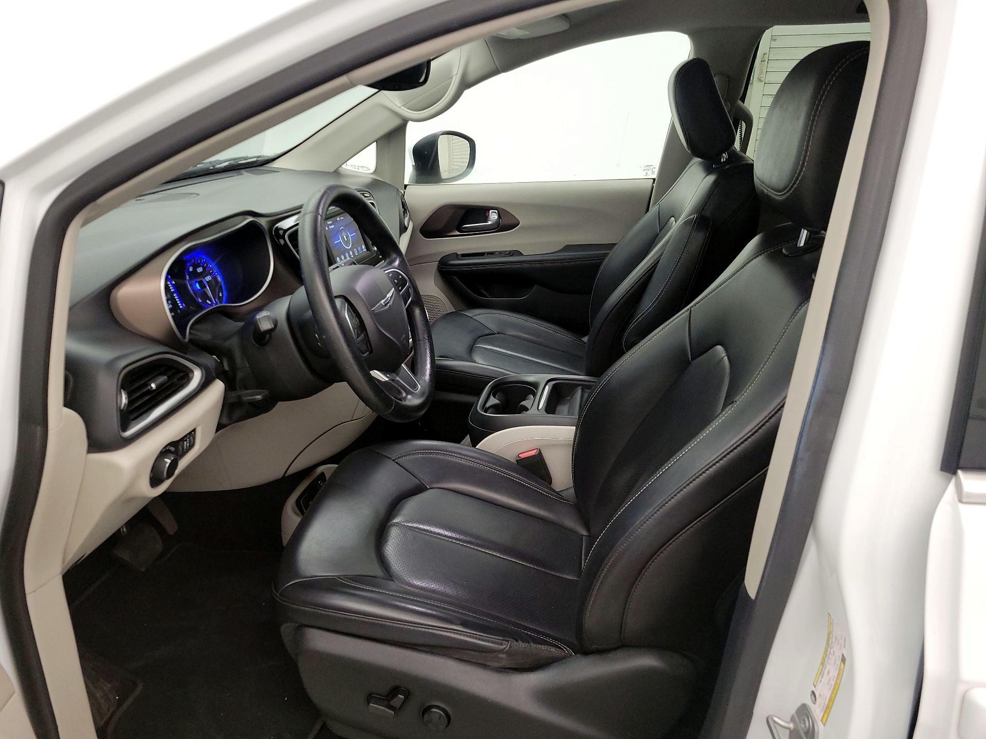 Thumbnail: 2021 Chrysler Voyager - 11