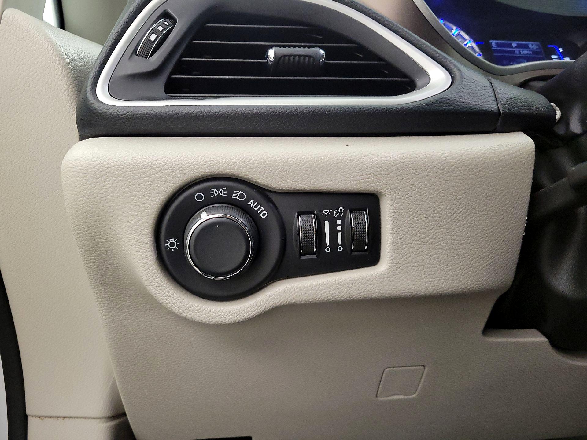 Thumbnail: 2021 Chrysler Voyager - 13