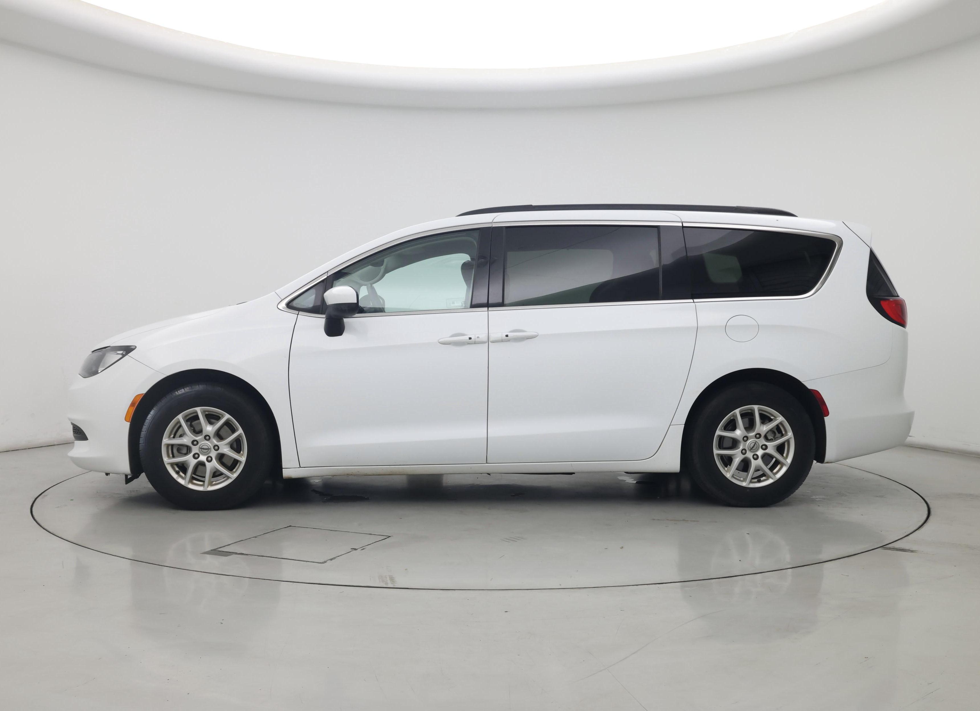 Thumbnail: 2021 Chrysler Voyager - 3
