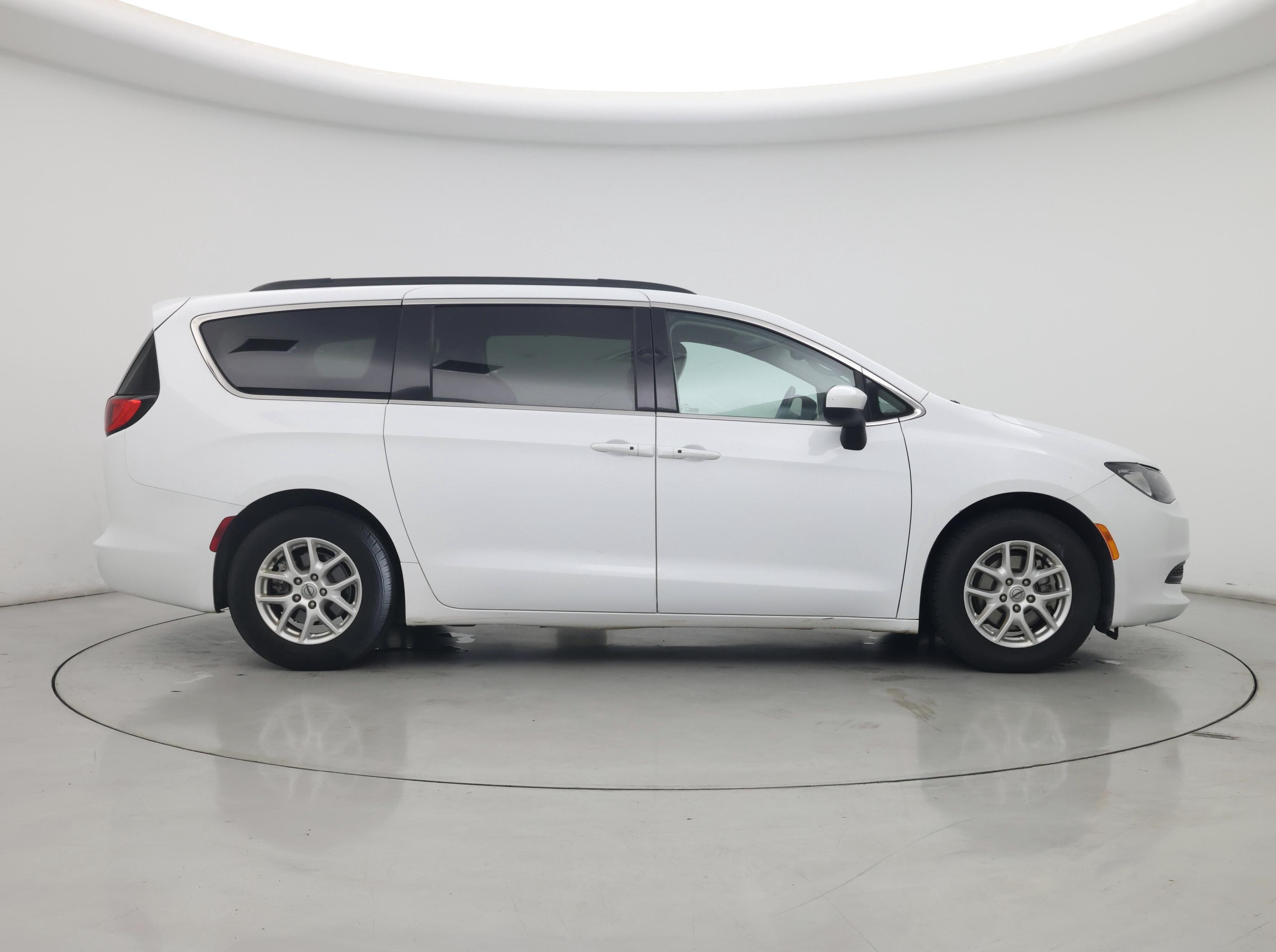 Thumbnail: 2021 Chrysler Voyager - 7