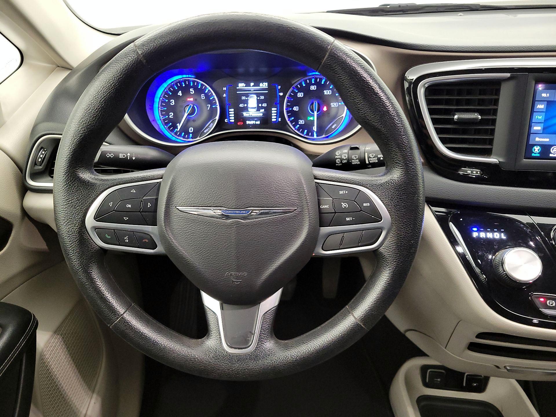 Thumbnail: 2021 Chrysler Voyager - 10