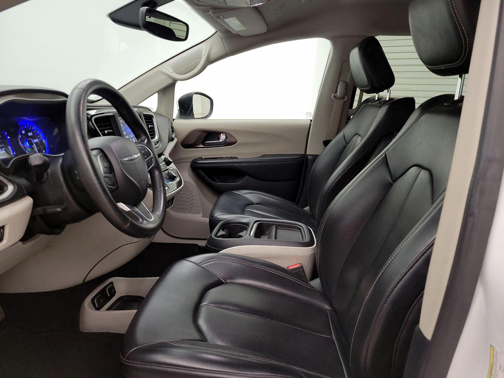Thumbnail: 2021 Chrysler Voyager - 11