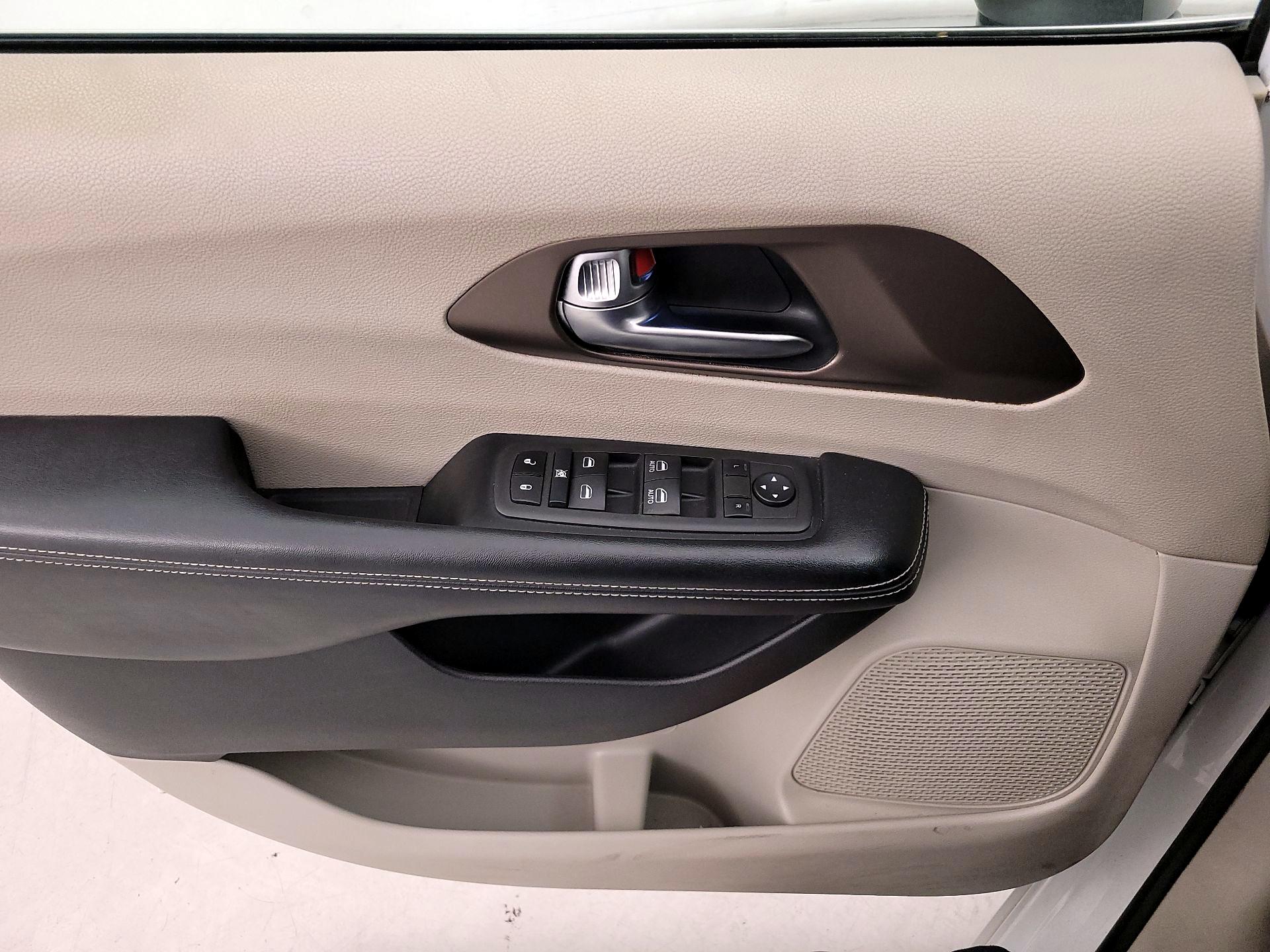 Thumbnail: 2021 Chrysler Voyager - 12