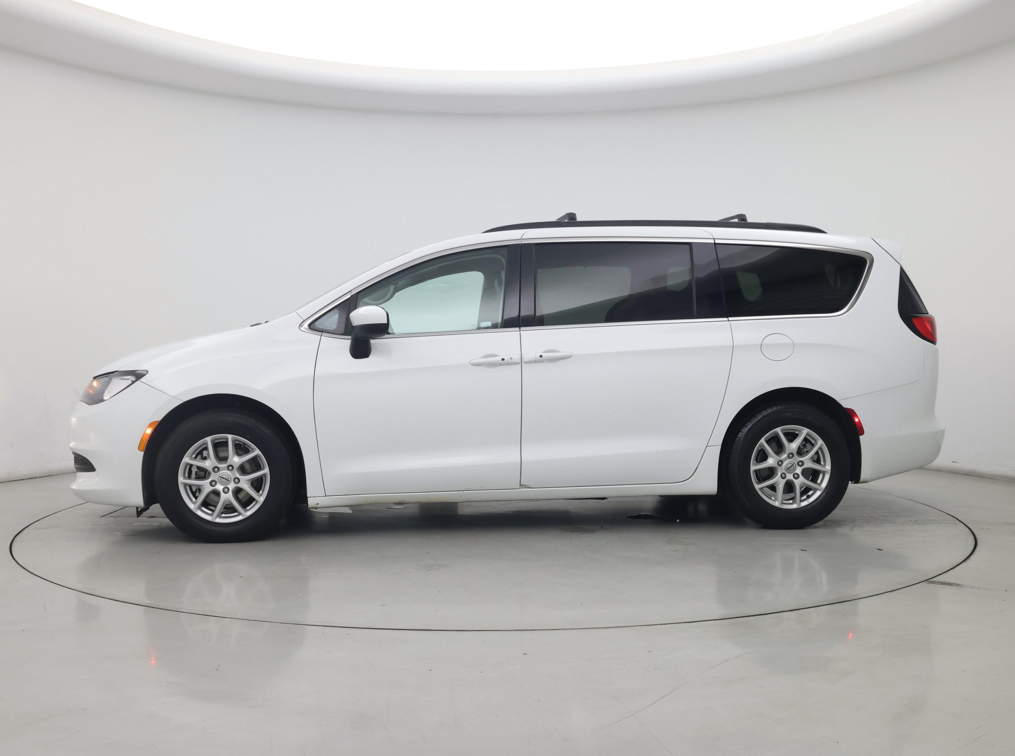 Thumbnail: 2021 Chrysler Voyager - 3