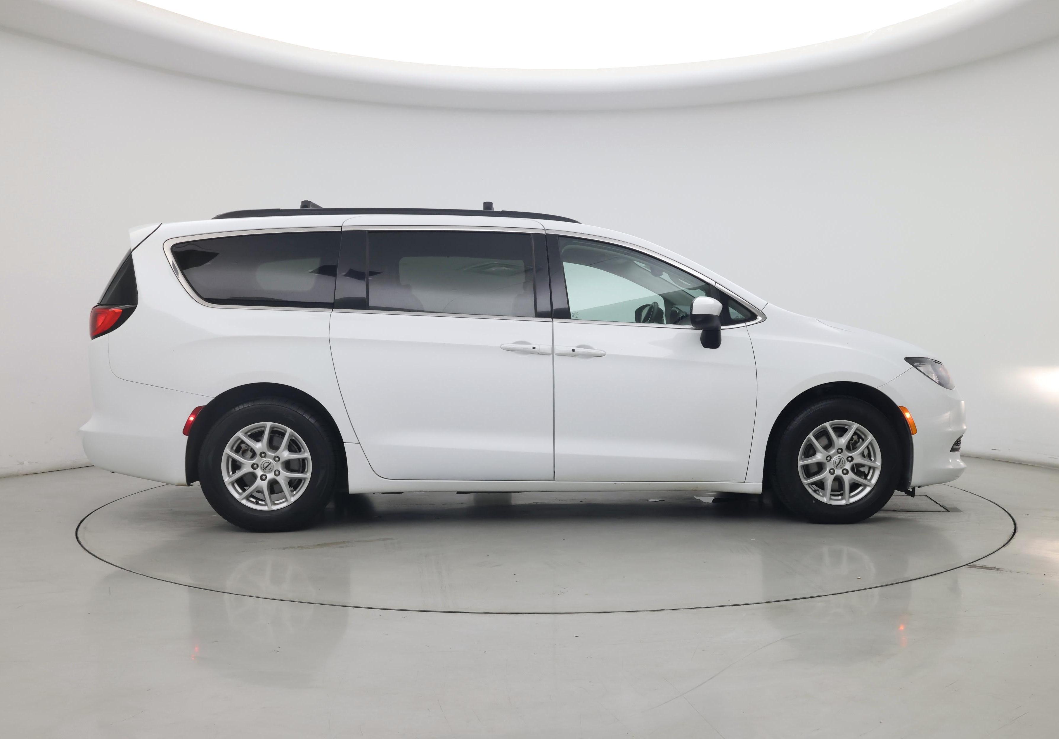 Thumbnail: 2021 Chrysler Voyager - 7