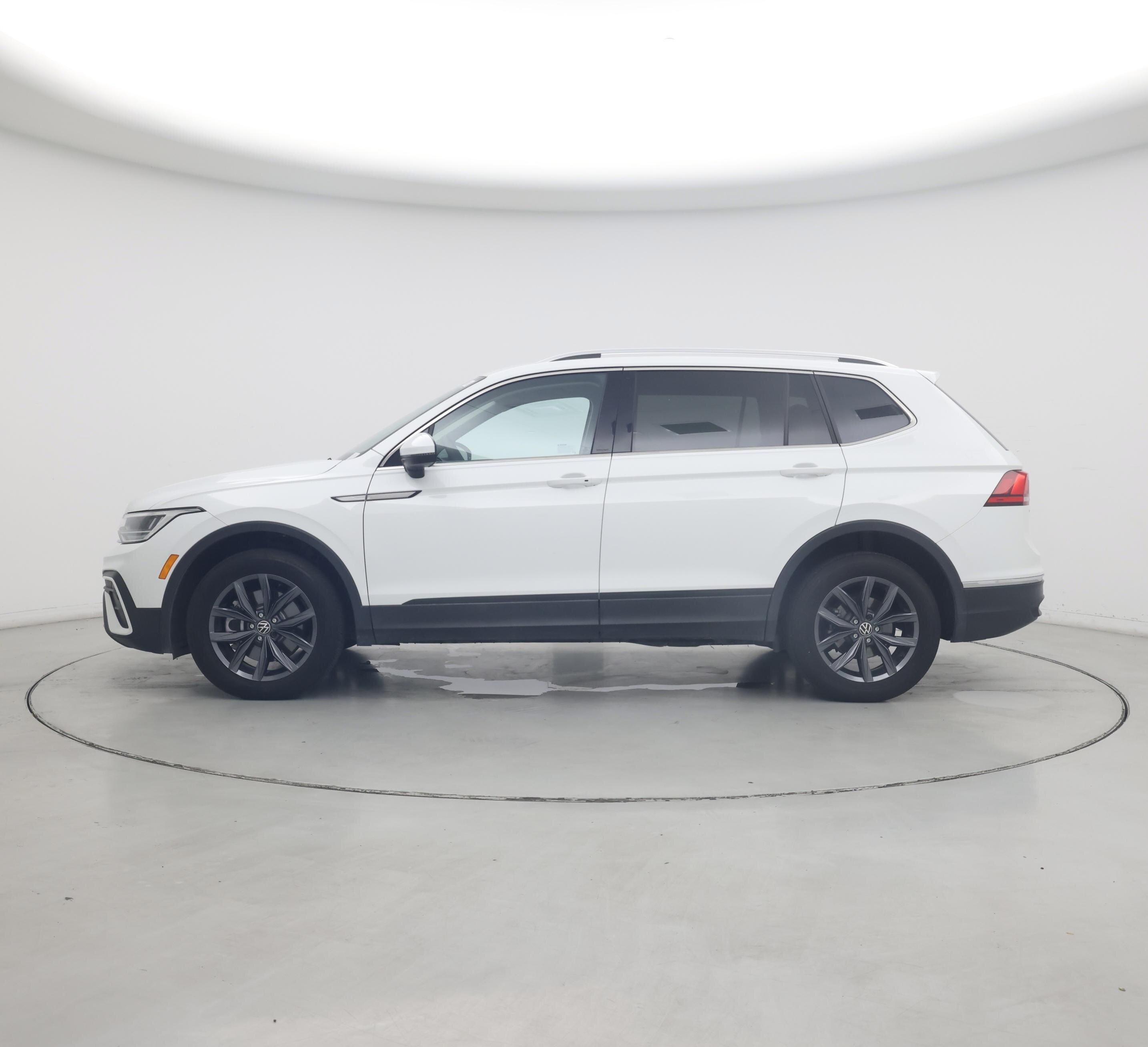 Thumbnail: 2022 Volkswagen Tiguan - 3