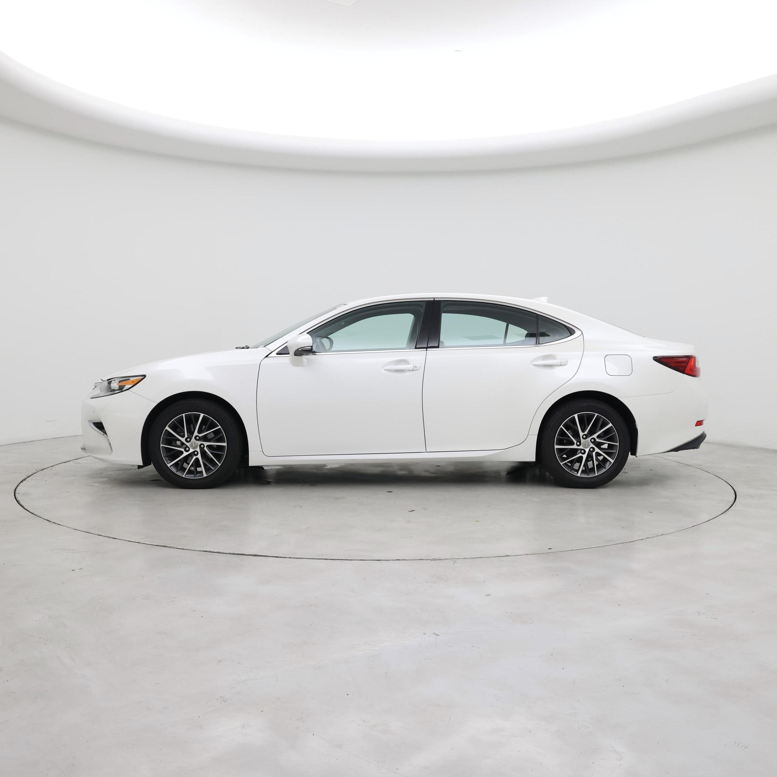 Thumbnail: 2017 Lexus ES - 3