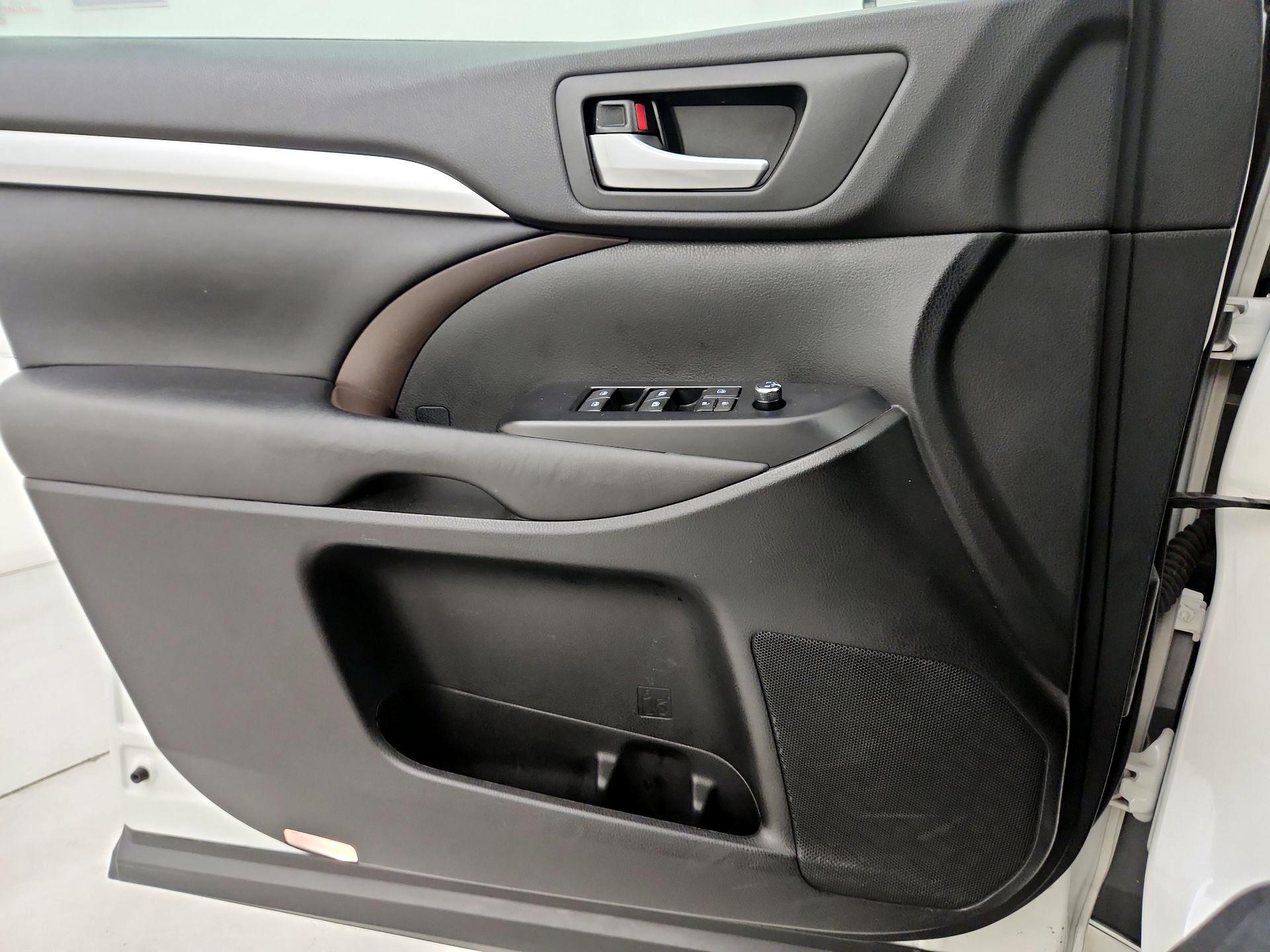 Thumbnail: 2016 Toyota Highlander - 12