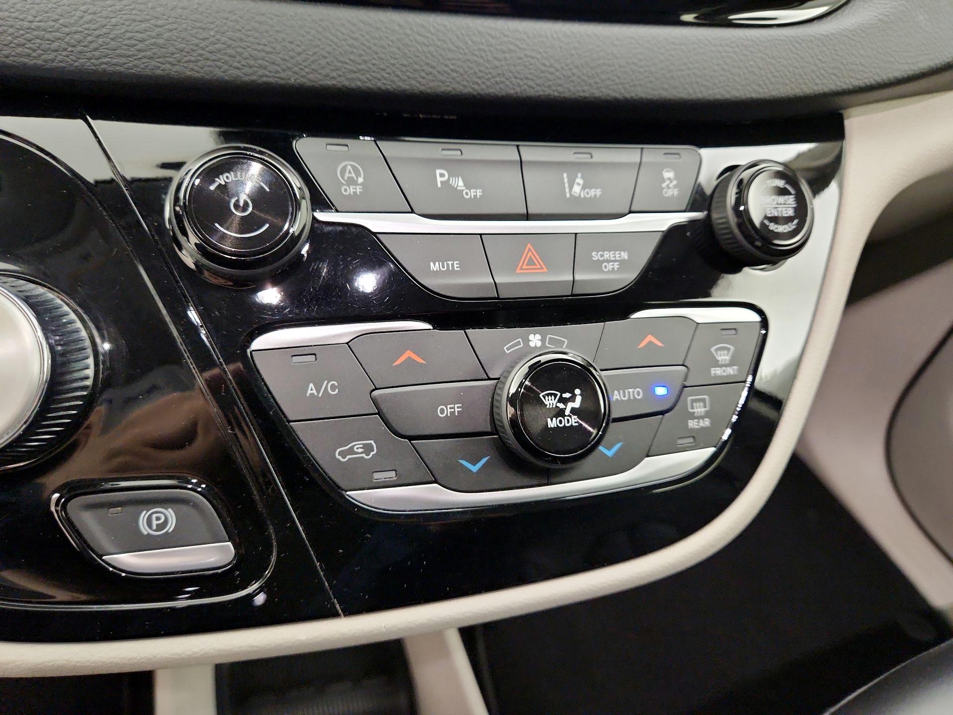 Thumbnail: 2023 Chrysler Pacifica - 16