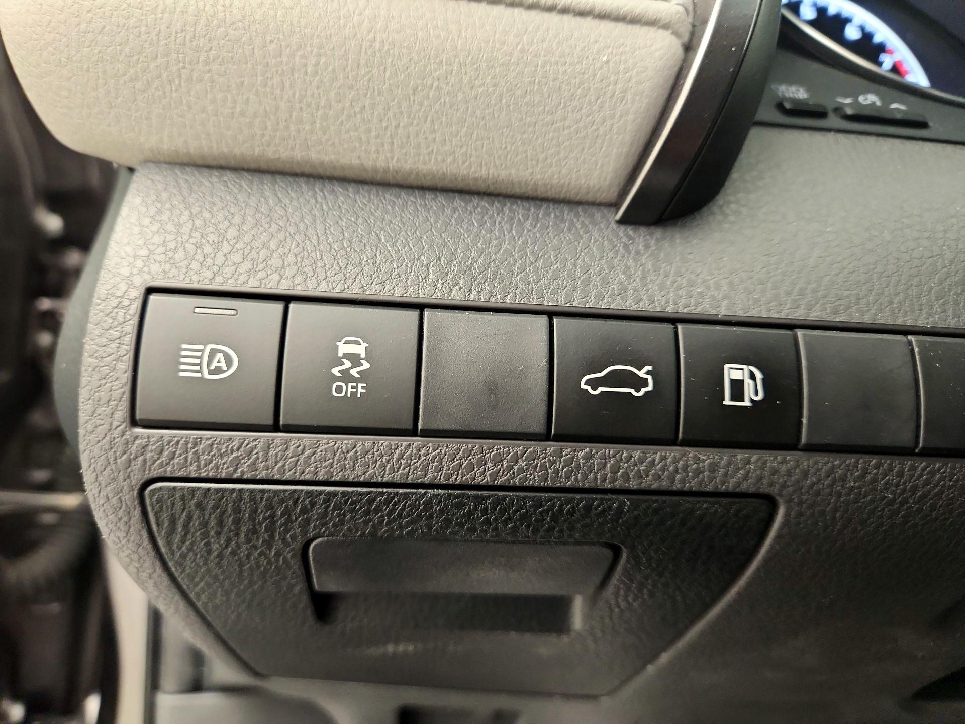 Thumbnail: 2018 Toyota Camry - 13