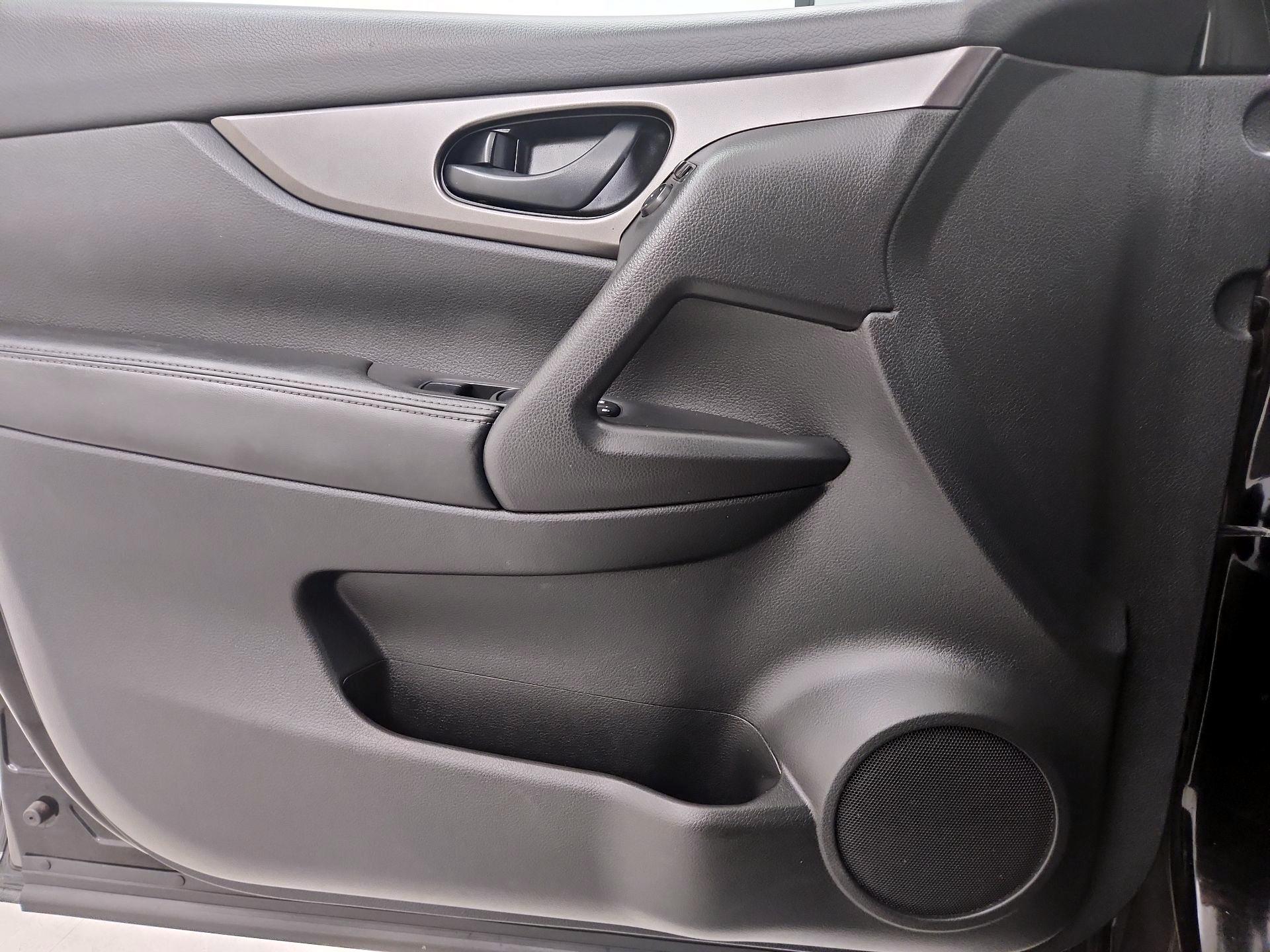 Thumbnail: 2018 Nissan Rogue Sport - 12
