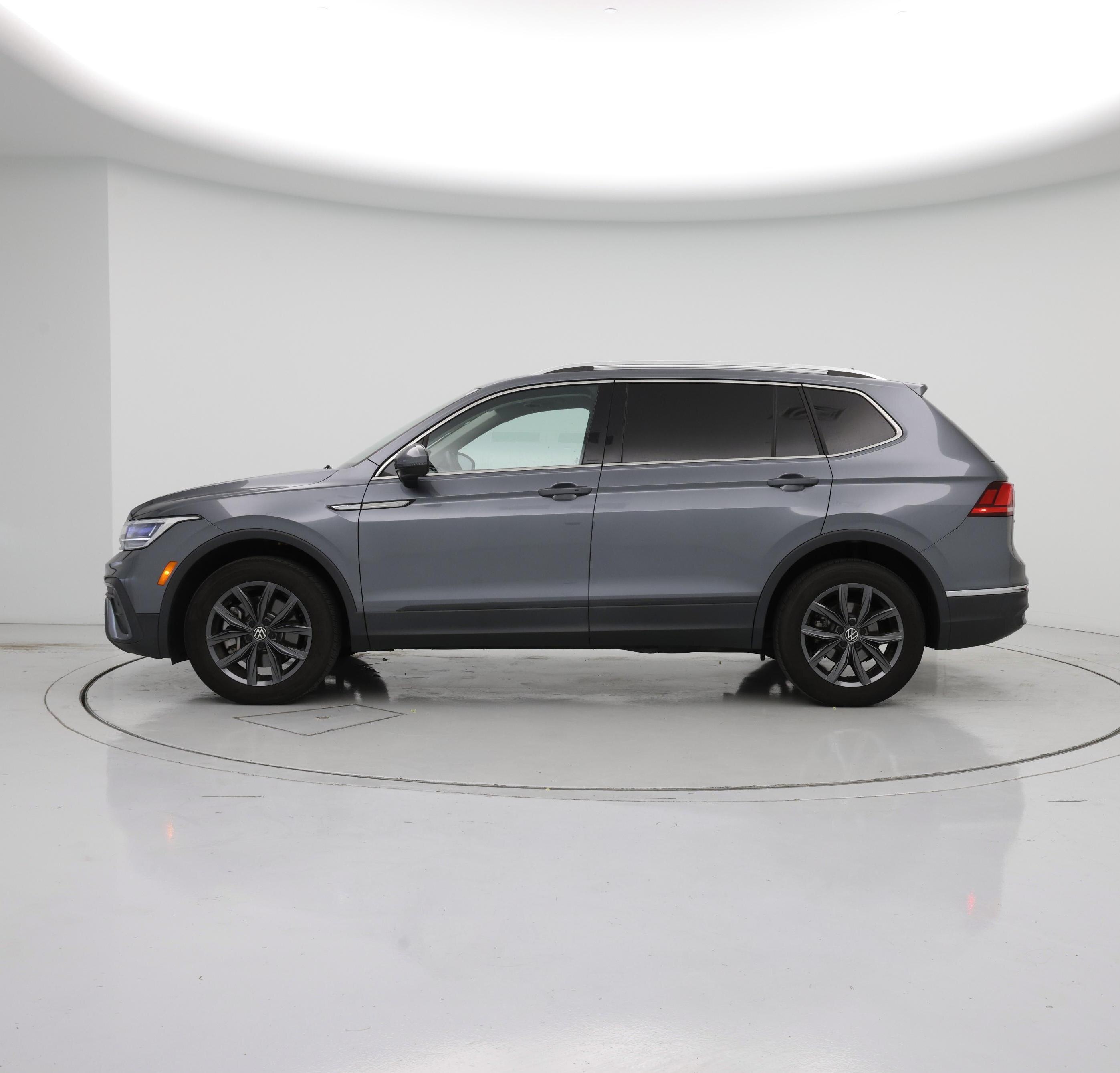 Thumbnail: 2022 Volkswagen Tiguan - 3