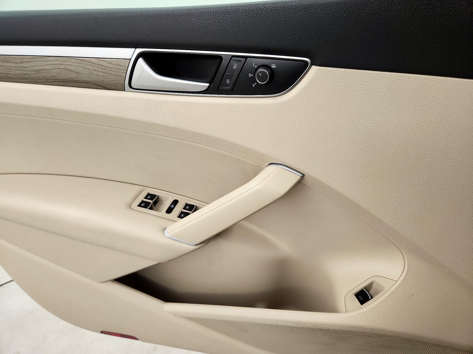 Thumbnail: 2016 Volkswagen Passat - 12
