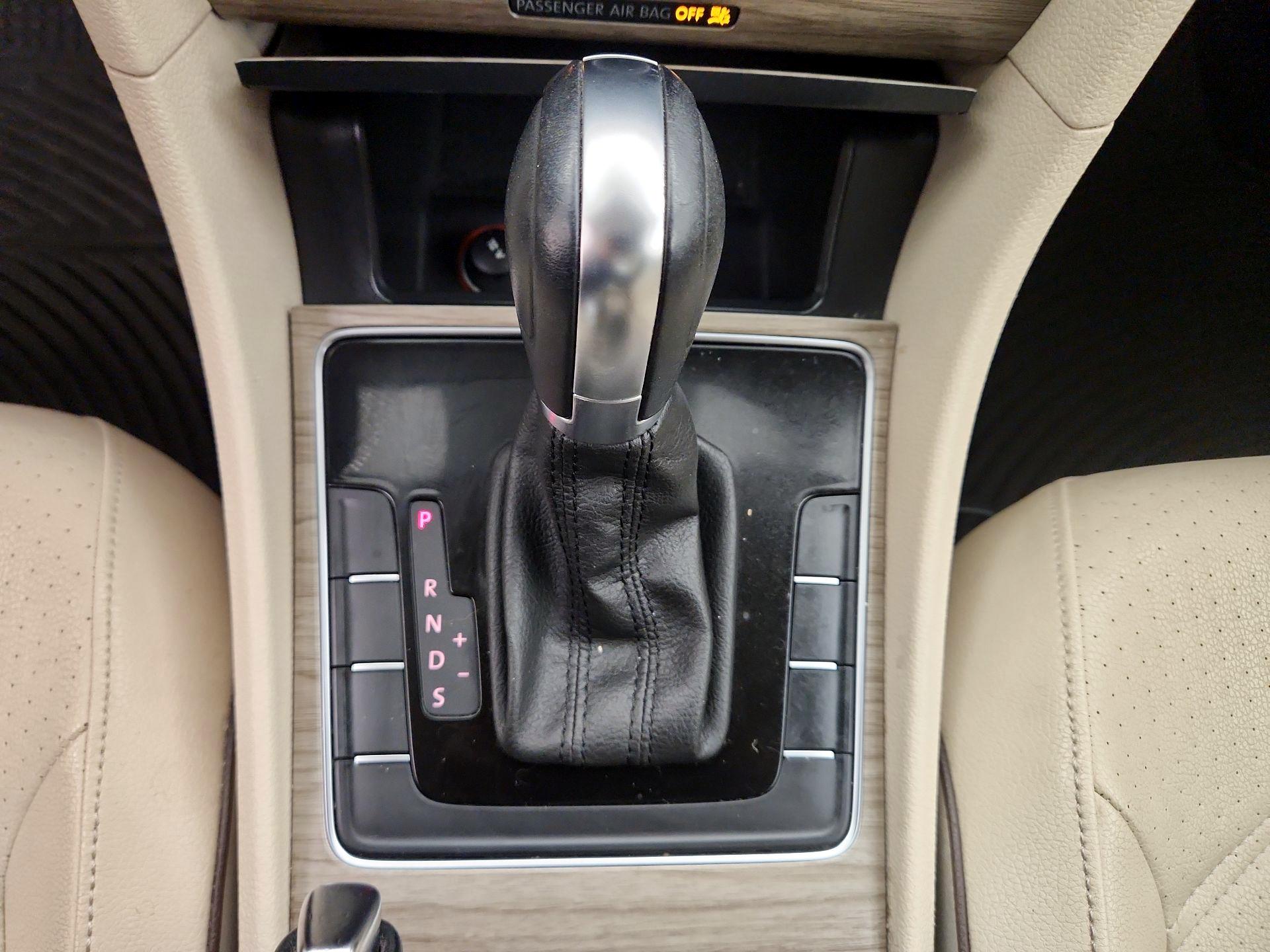 Thumbnail: 2016 Volkswagen Passat - 17