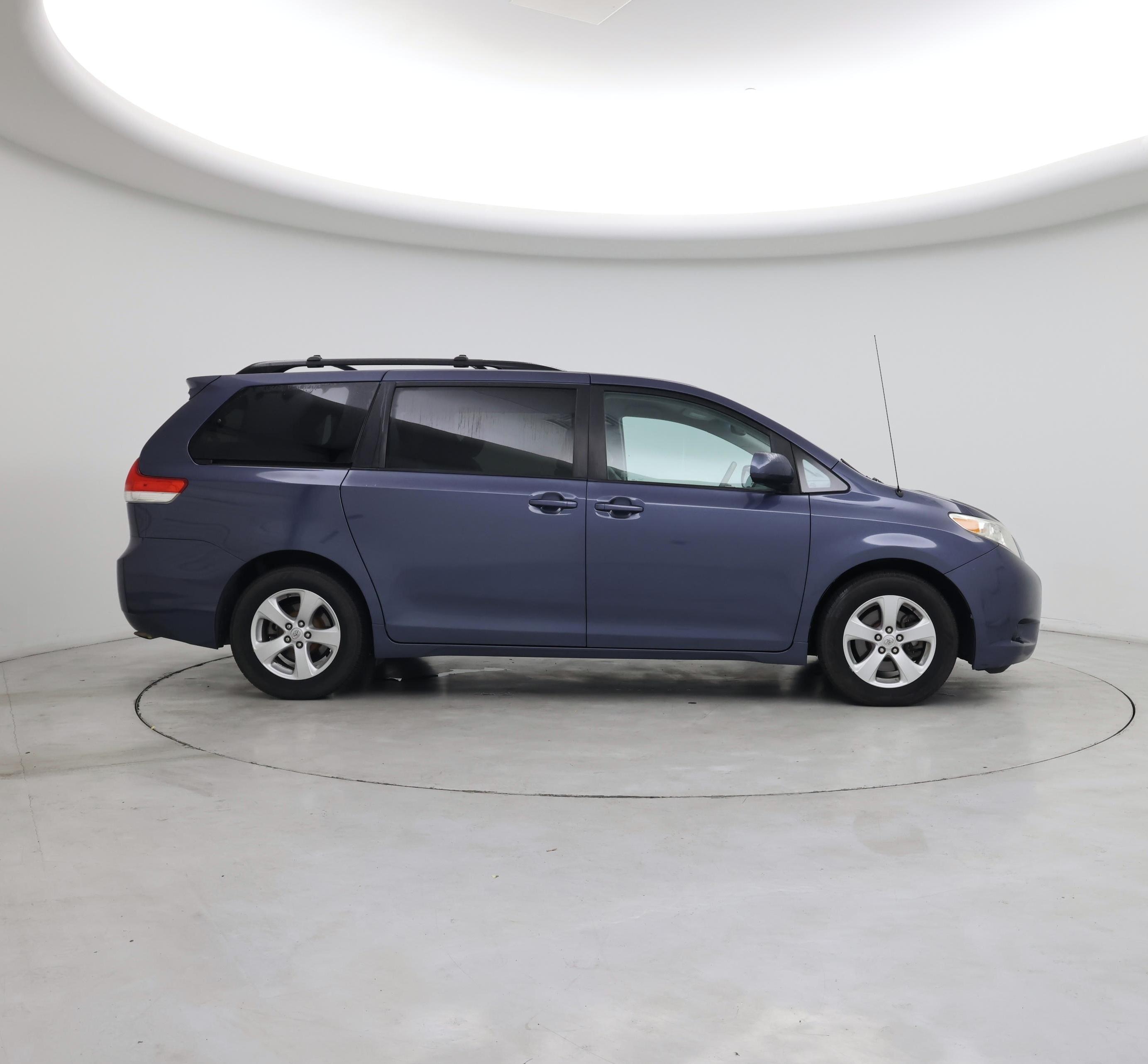 Thumbnail: 2013 Toyota Sienna - 7