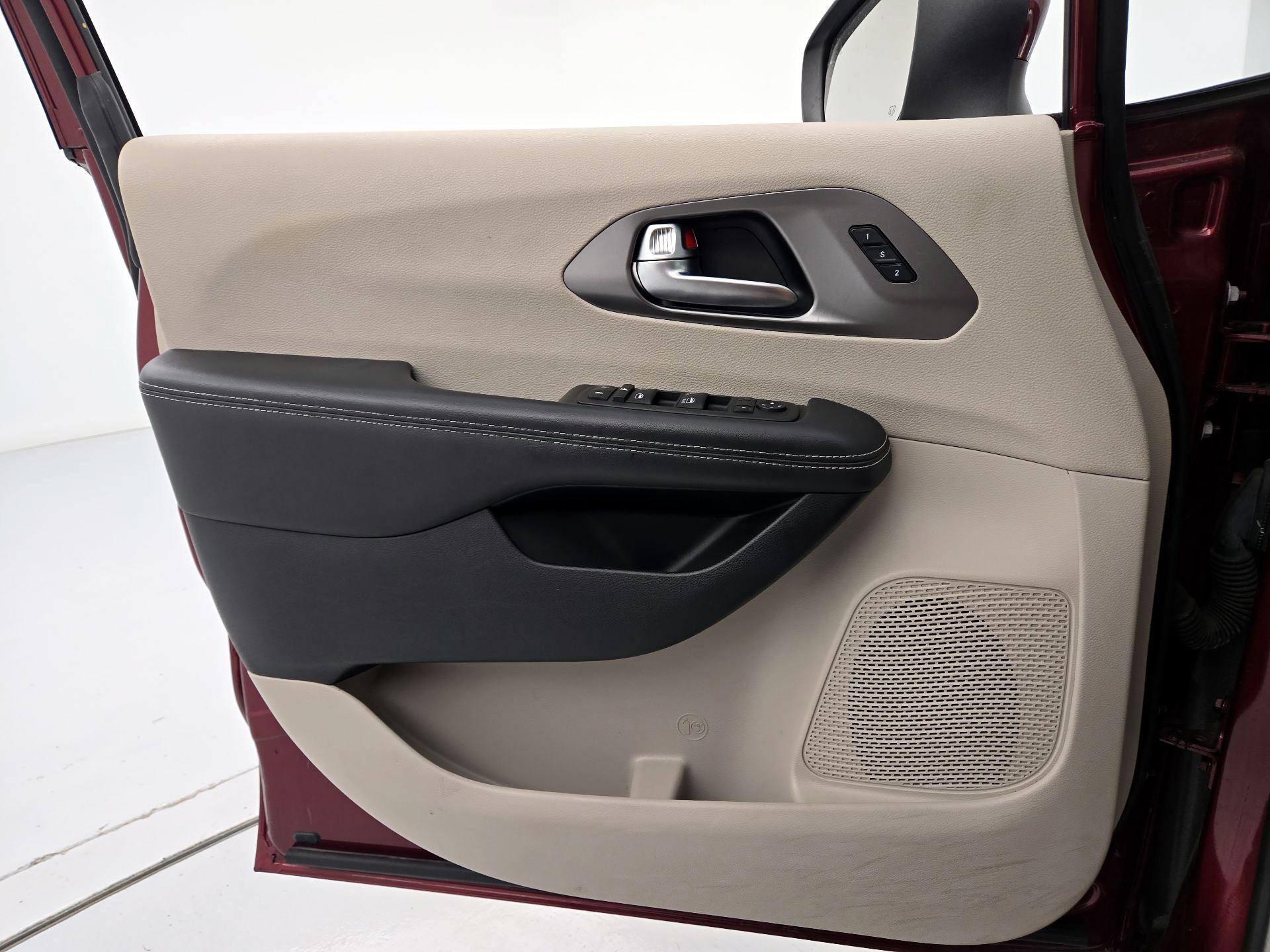 Thumbnail: 2023 Chrysler Pacifica - 12