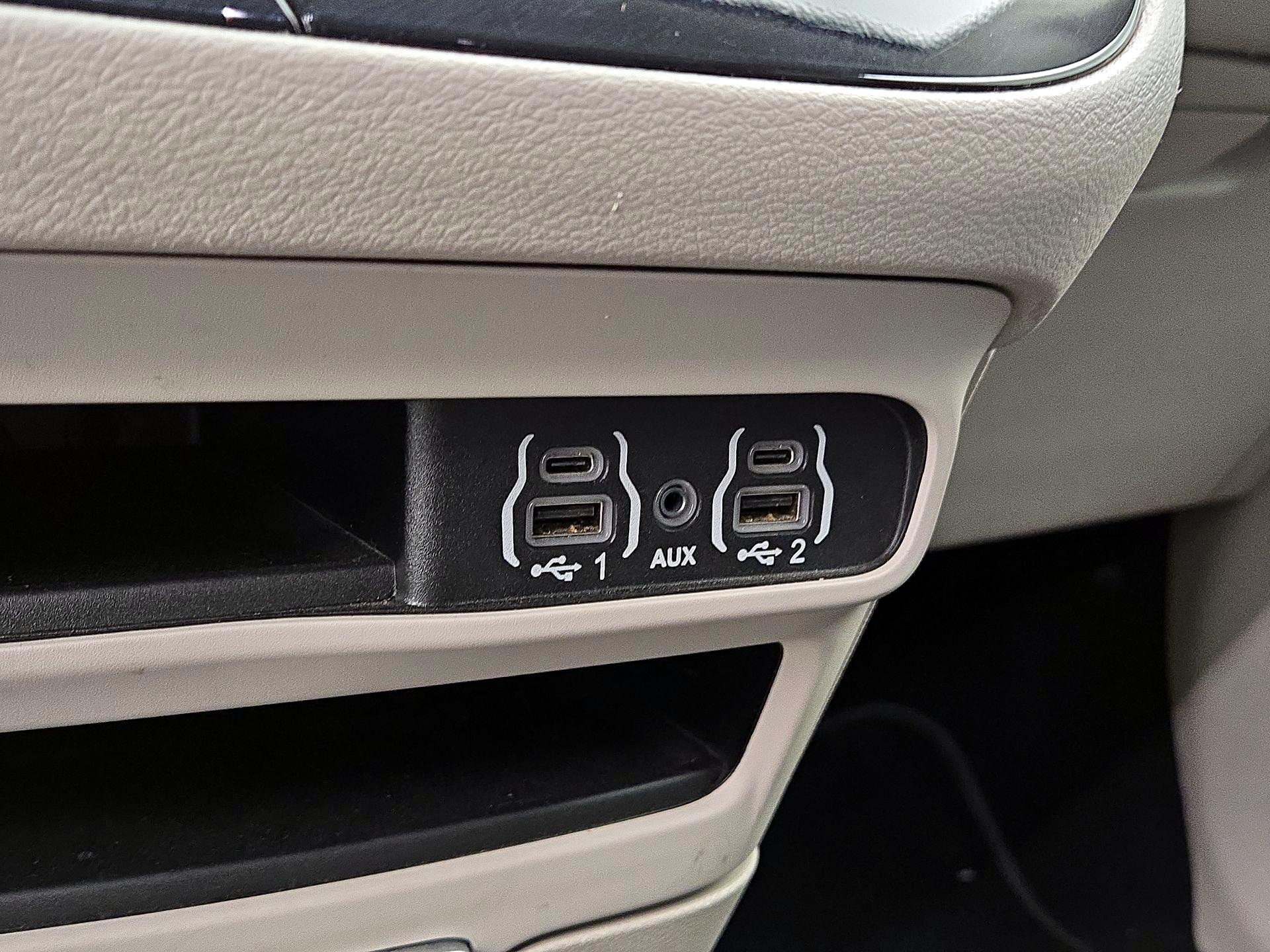 Thumbnail: 2023 Chrysler Pacifica - 18