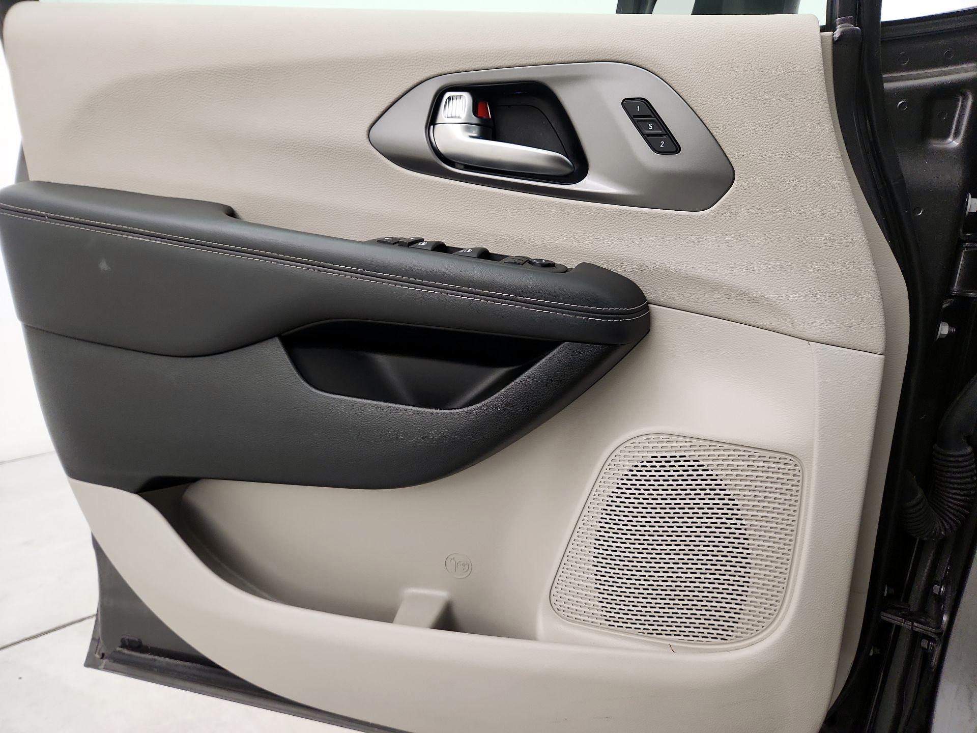 Thumbnail: 2023 Chrysler Pacifica - 12