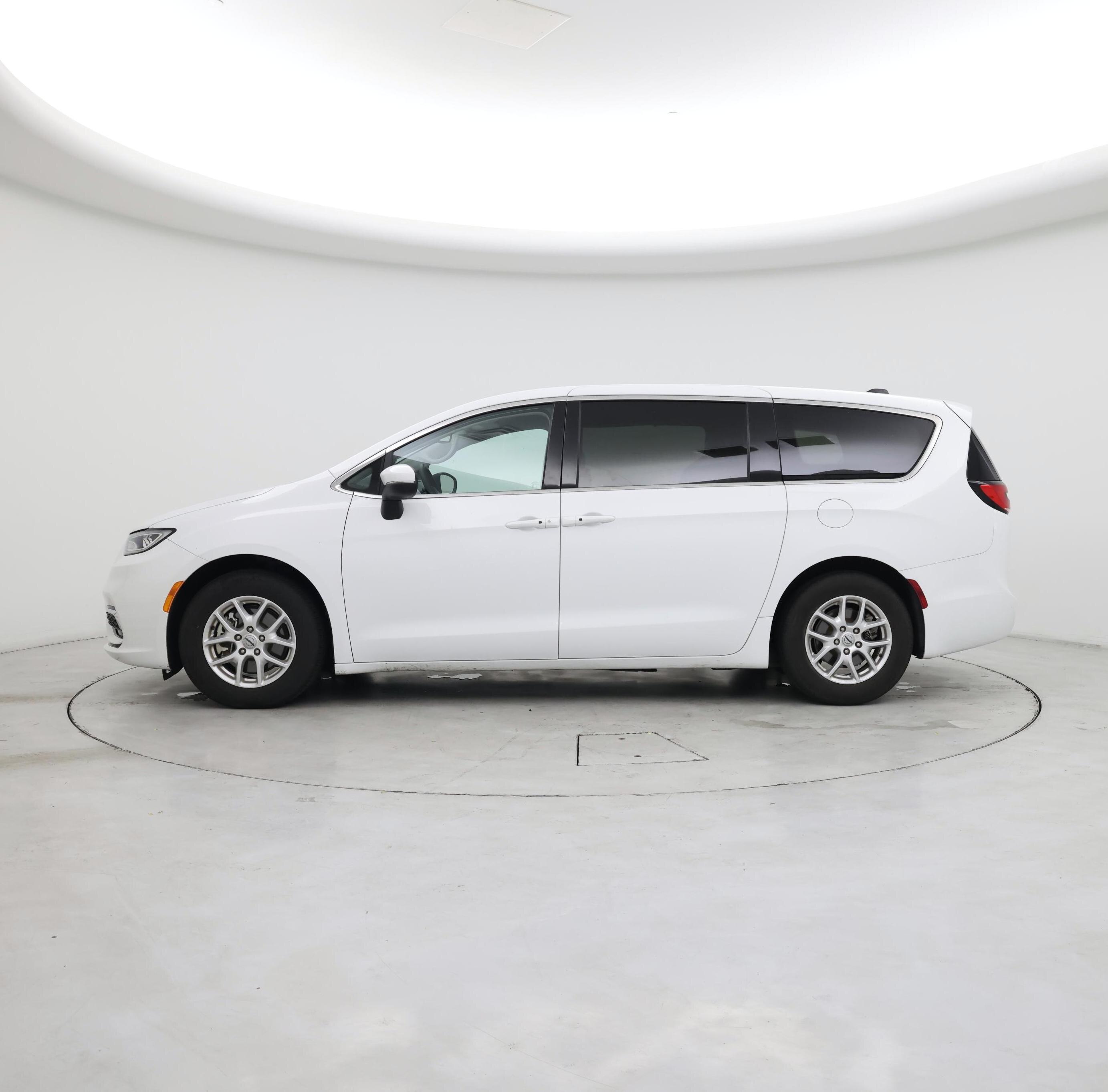 Thumbnail: 2023 Chrysler Pacifica - 3