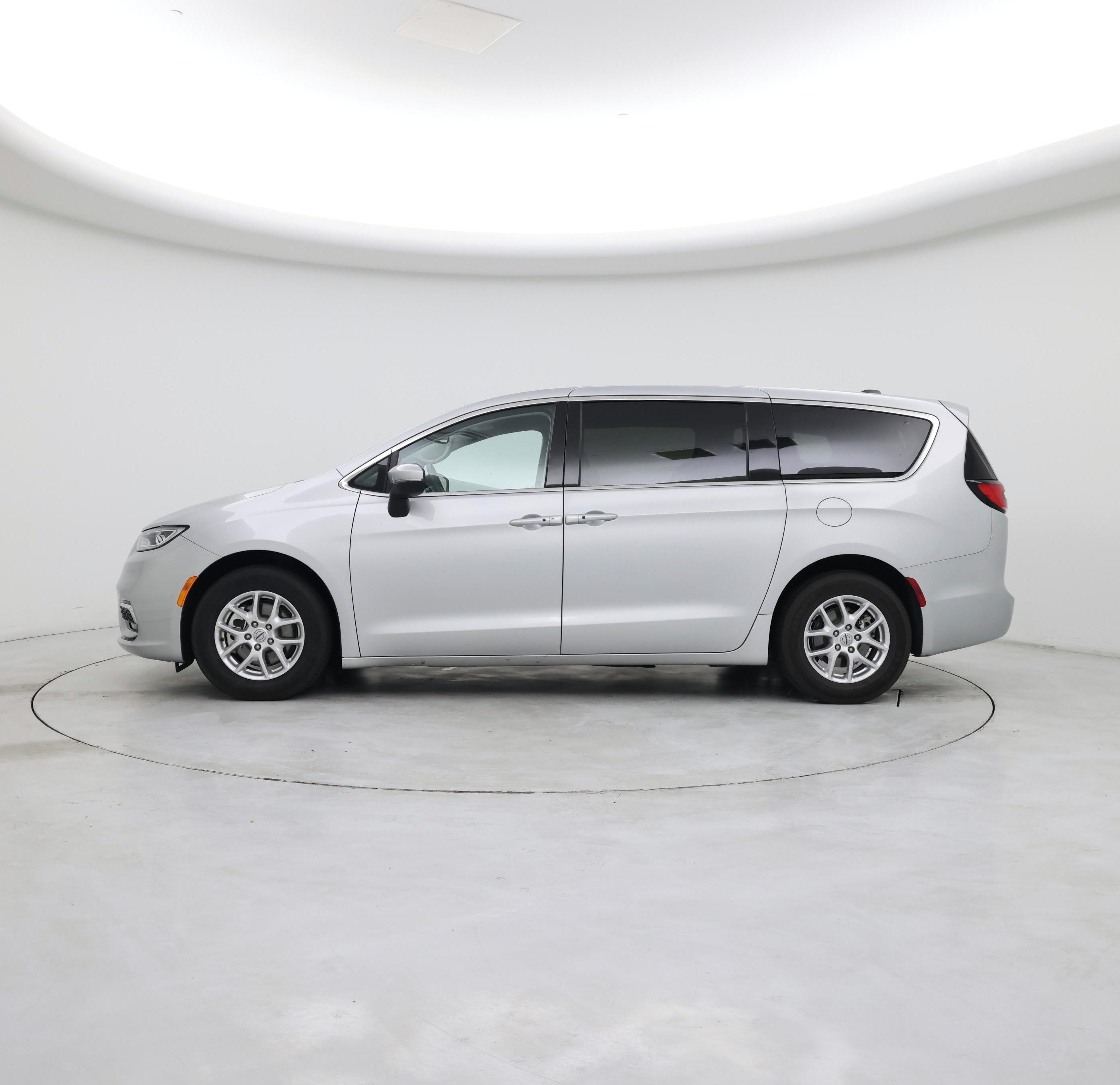 Thumbnail: 2023 Chrysler Pacifica - 3