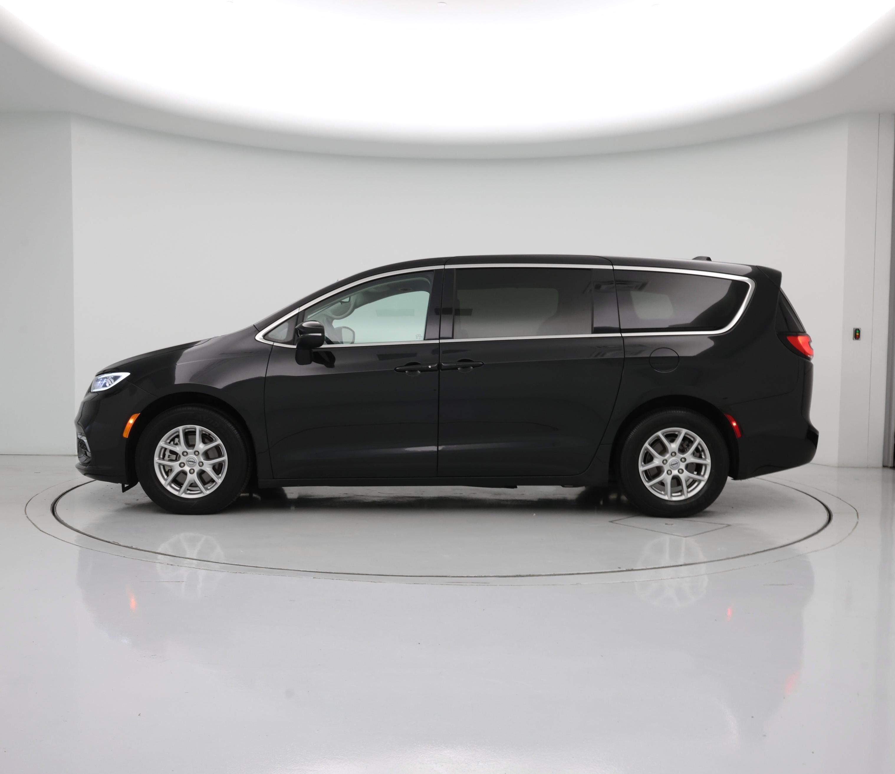 Thumbnail: 2023 Chrysler Pacifica - 3