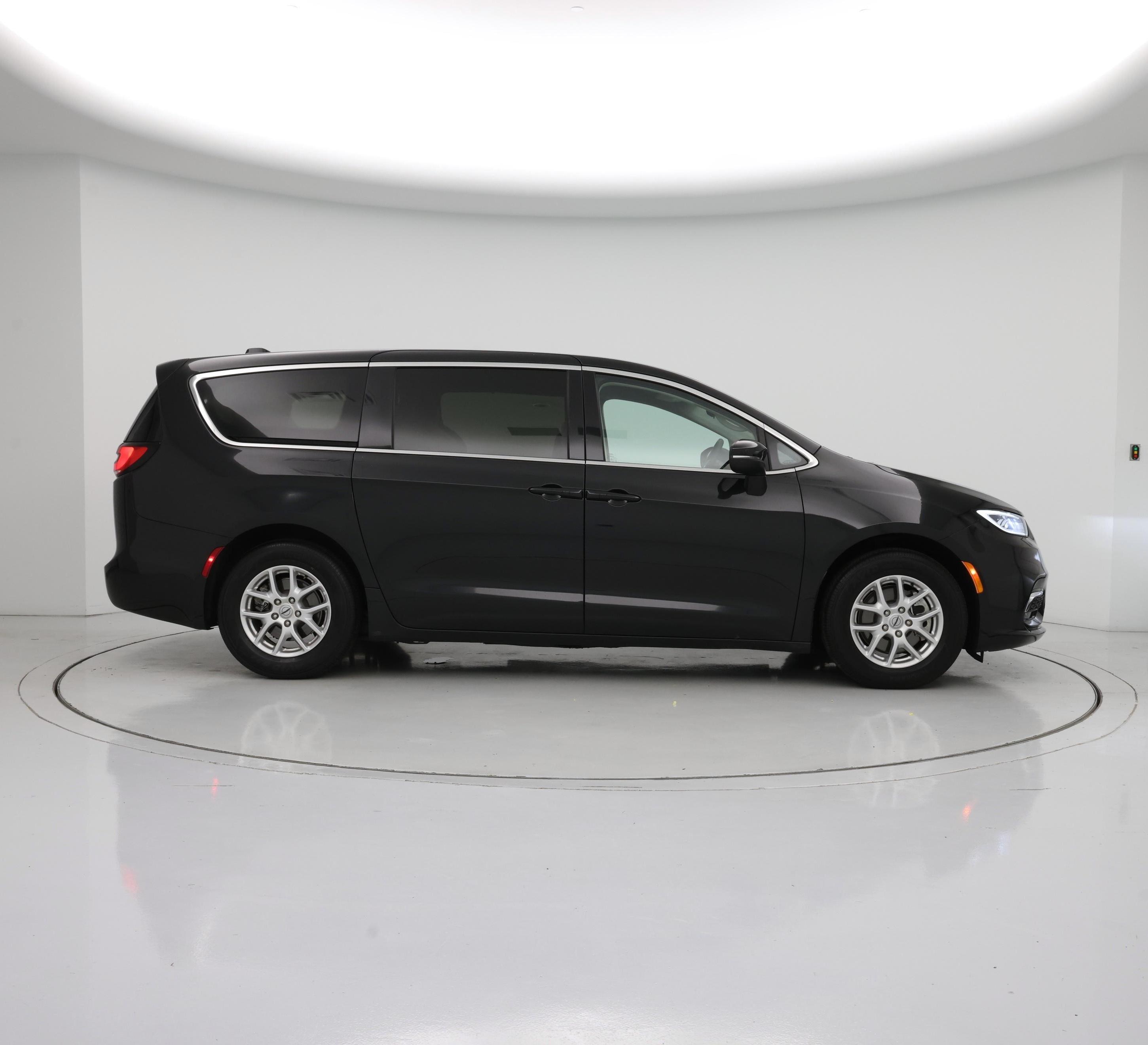 Thumbnail: 2023 Chrysler Pacifica - 7