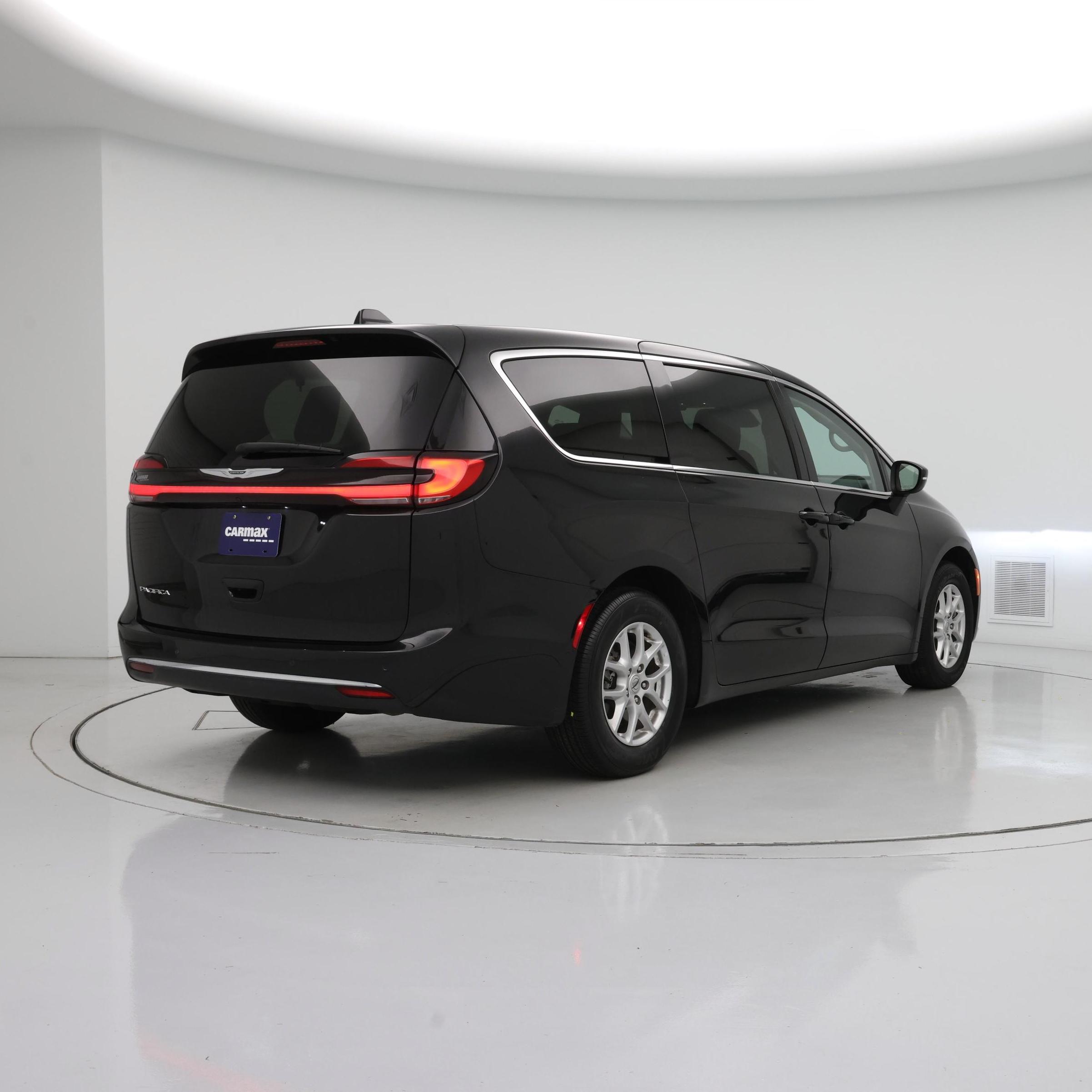 Thumbnail: 2023 Chrysler Pacifica - 8
