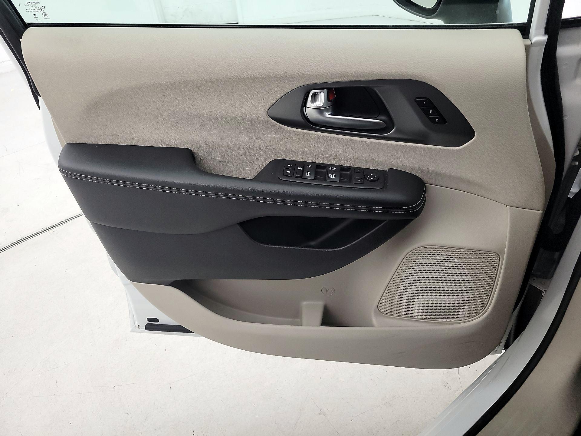 Thumbnail: 2023 Chrysler Pacifica - 12