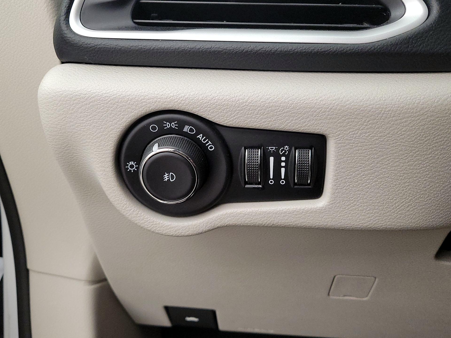 Thumbnail: 2023 Chrysler Pacifica - 13