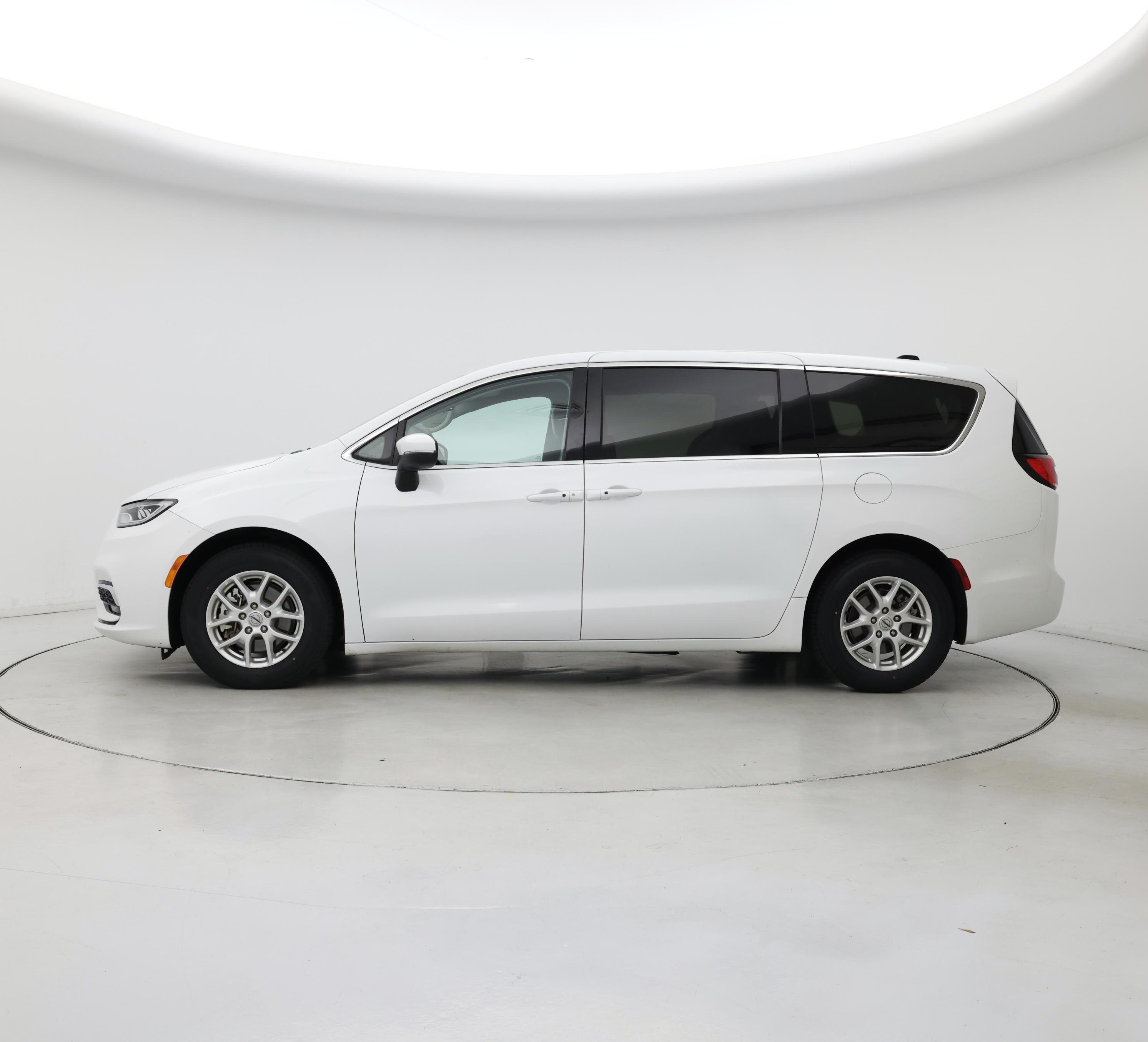 Thumbnail: 2023 Chrysler Pacifica - 3