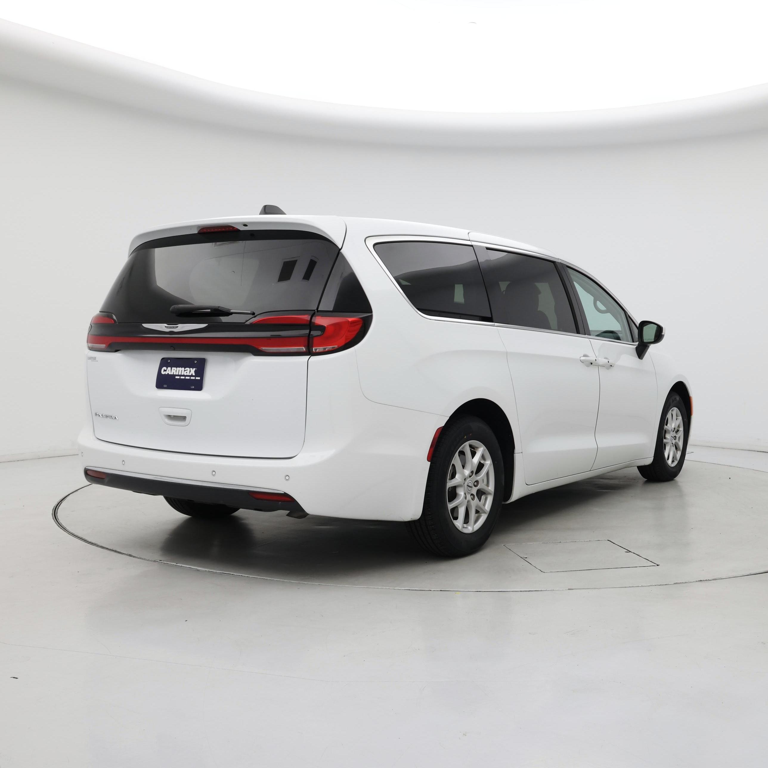 Thumbnail: 2023 Chrysler Pacifica - 8