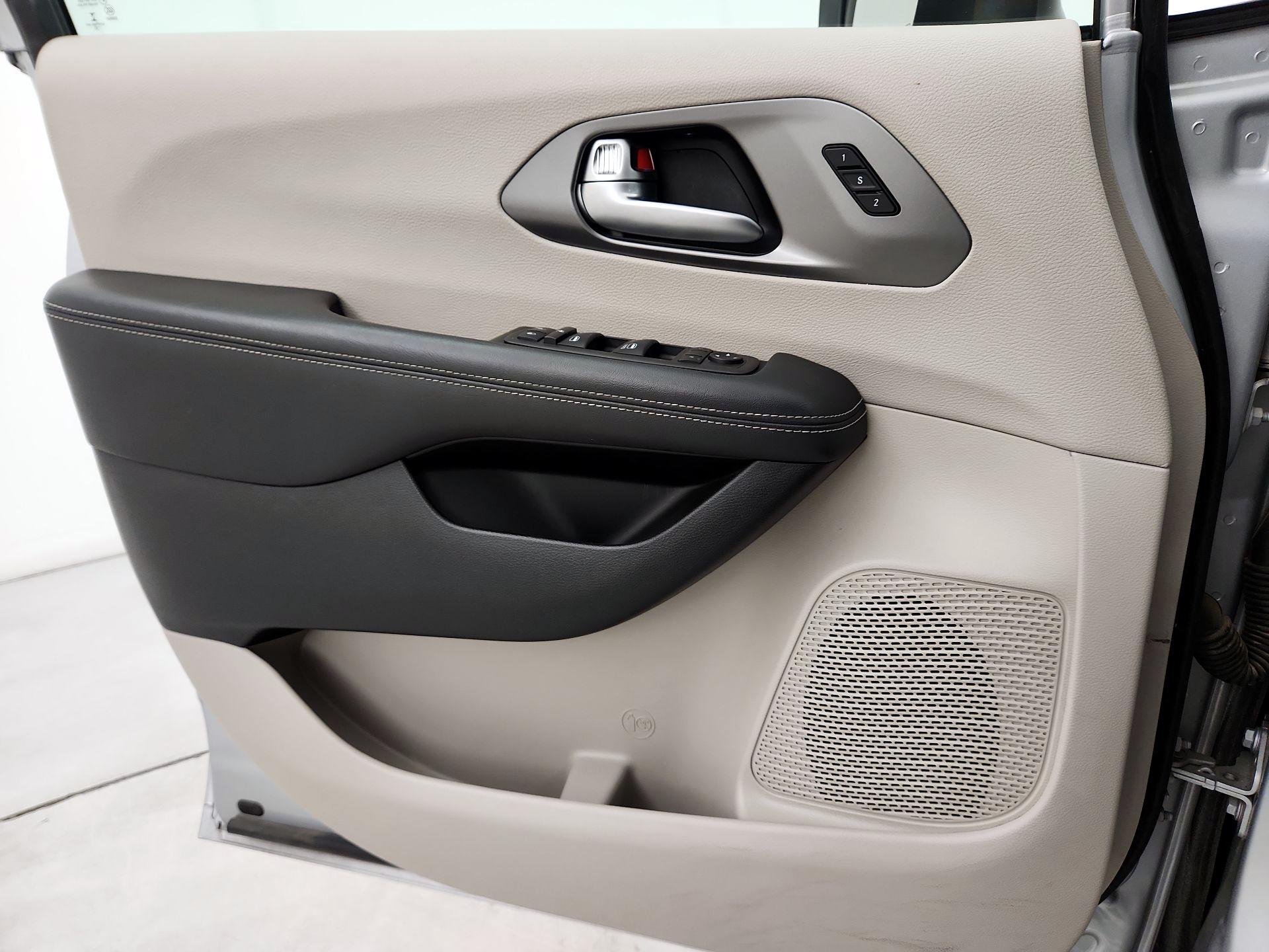 Thumbnail: 2023 Chrysler Pacifica - 12