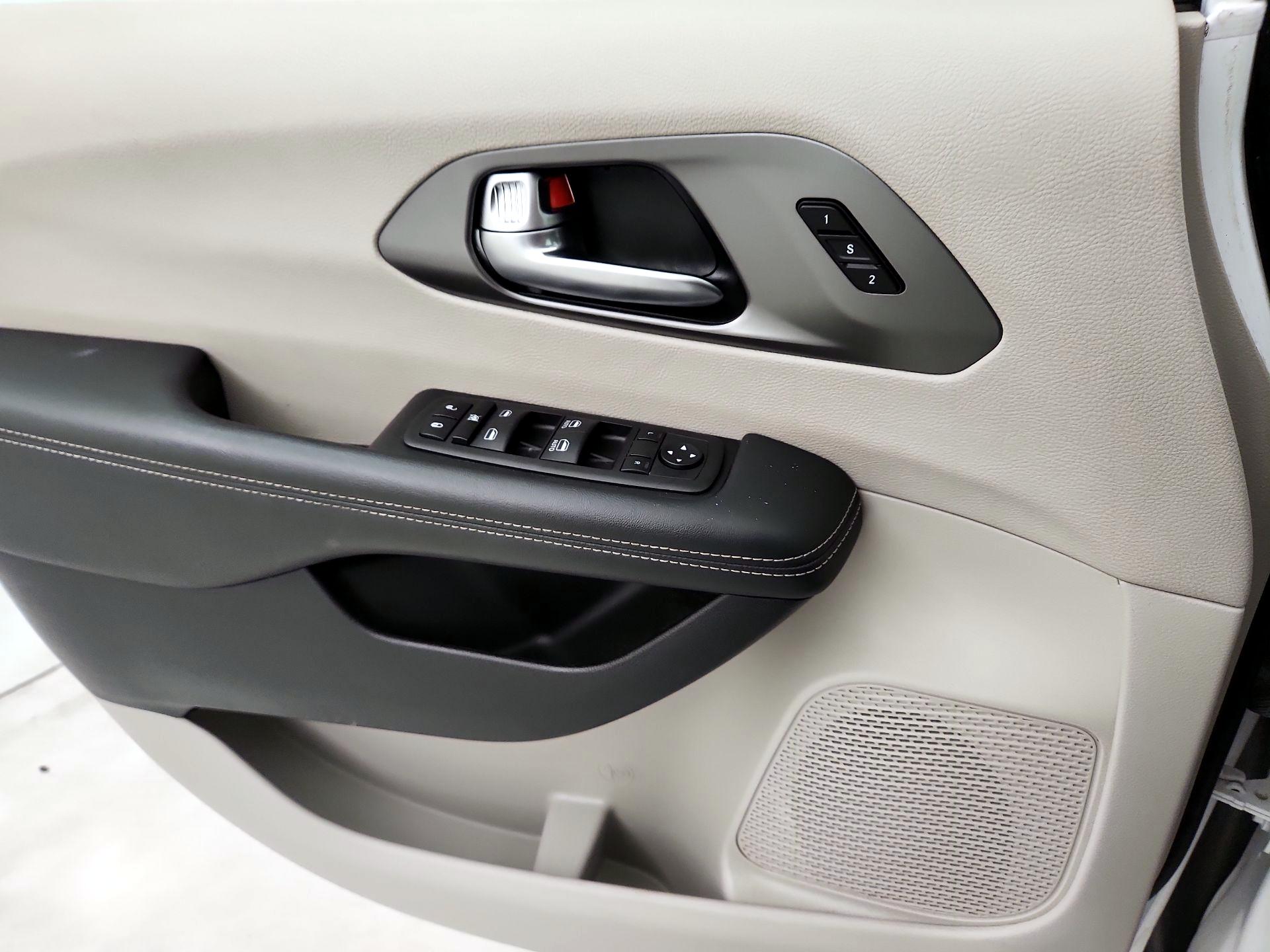 Thumbnail: 2023 Chrysler Pacifica - 12