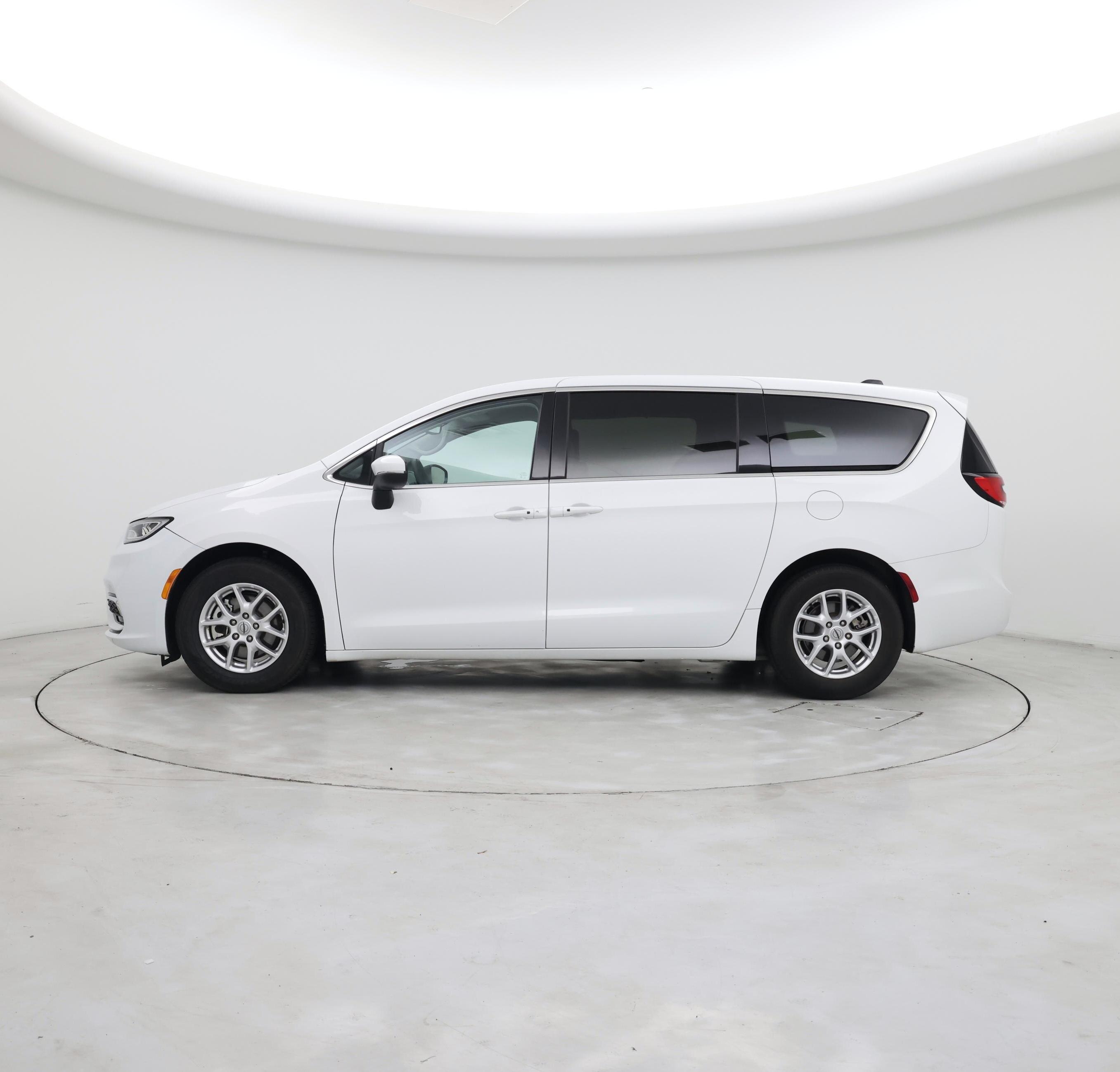 Thumbnail: 2023 Chrysler Pacifica - 3