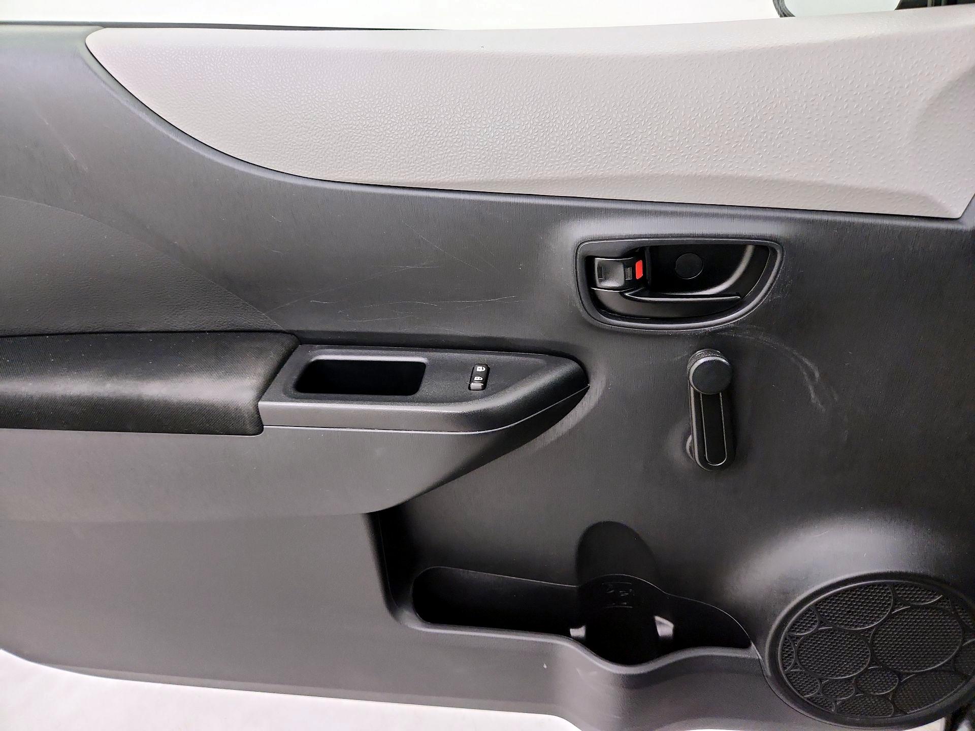 Thumbnail: 2013 Toyota Yaris - 12