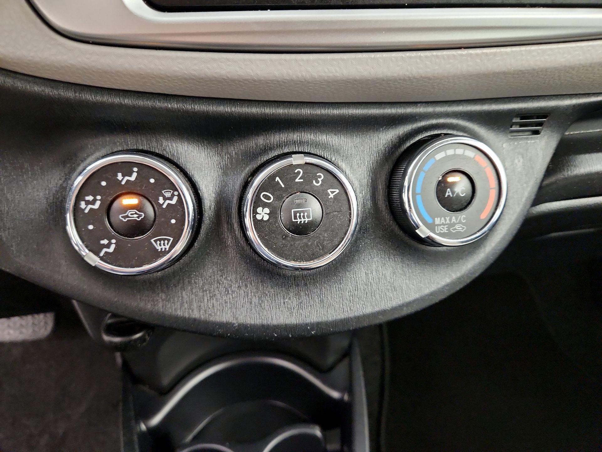 Thumbnail: 2013 Toyota Yaris - 14